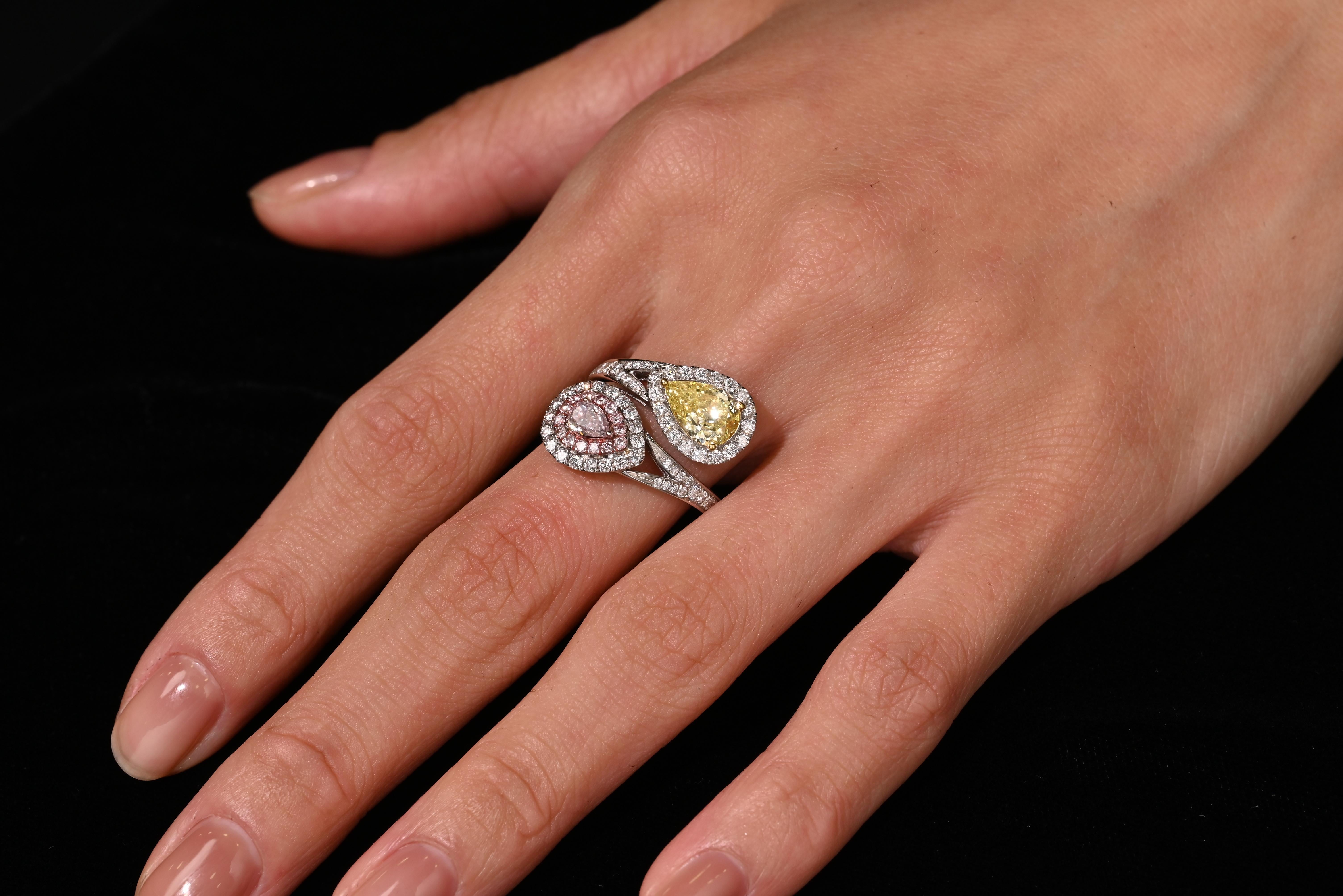 Moderno Anello Toi Et Moi con diamante giallo intenso e rosa chiaro certificato GIA in vendita