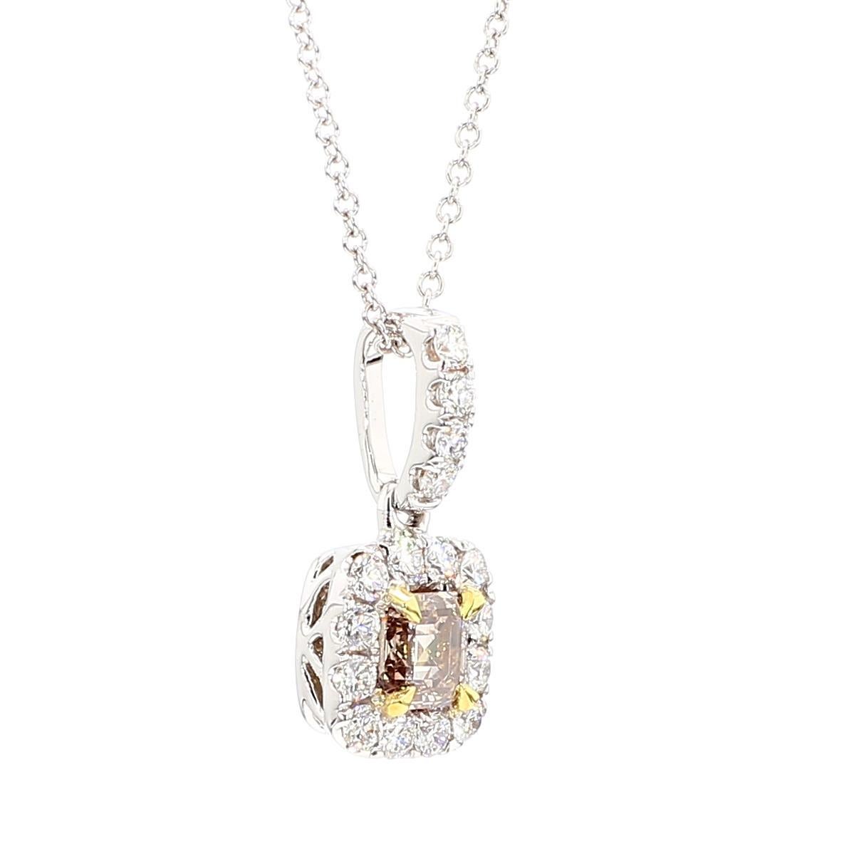 Il bellissimo ciondolo con diamante di RareGemworld. Montato in una splendida montatura in oro giallo 18 carati con un diamante marrone naturale taglio asscher. Il diamante è circondato da diamanti bianchi naturali a taglio rotondo. Questa collana è