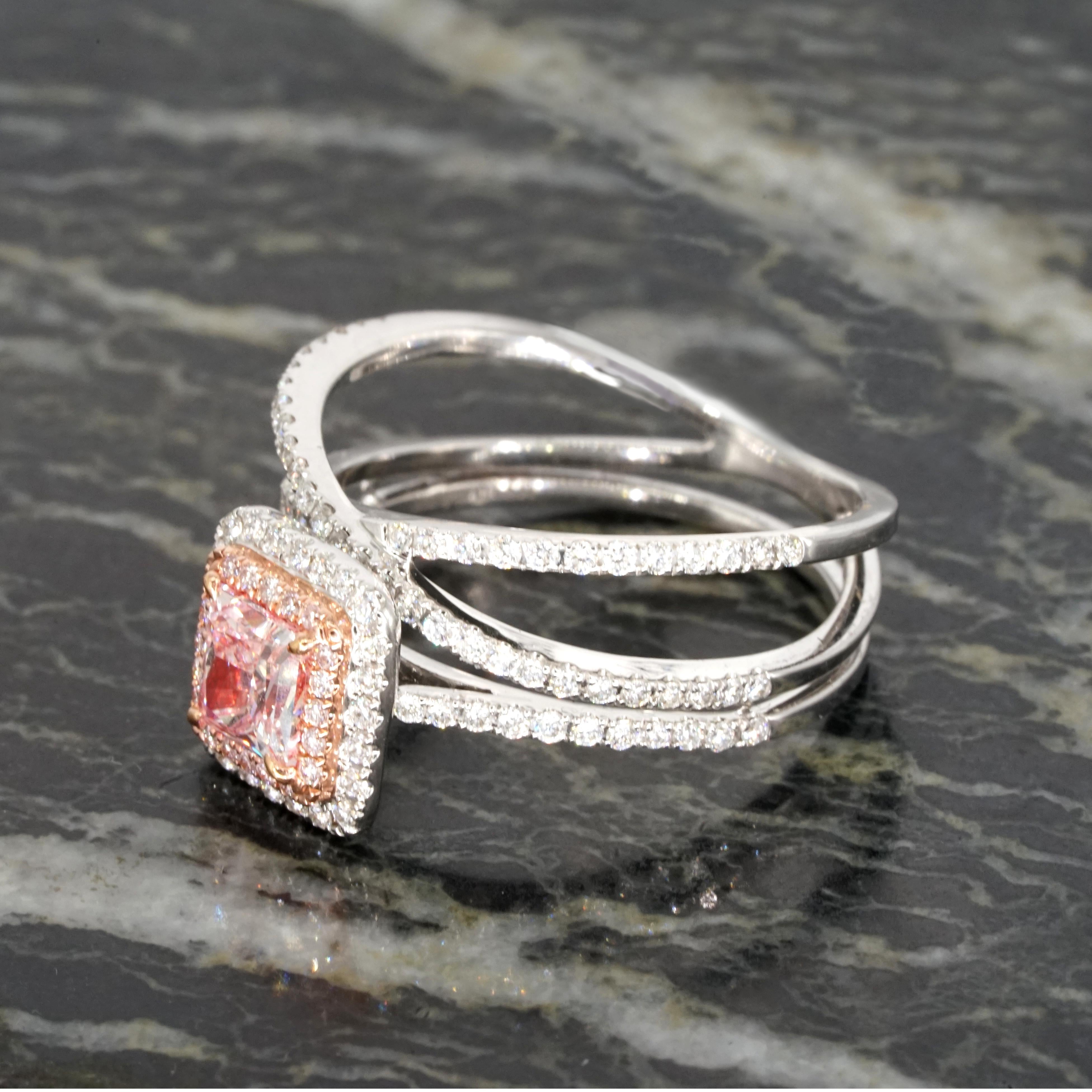 Questo anello unico nel suo genere combina un'eleganza moderna con un diamante centrale davvero raro che irradia una delicata tonalità rosa balletto. Con un diamante Fancy Light Brownish Pink da 0,65 carati con certificato GIA e taglio princess, la