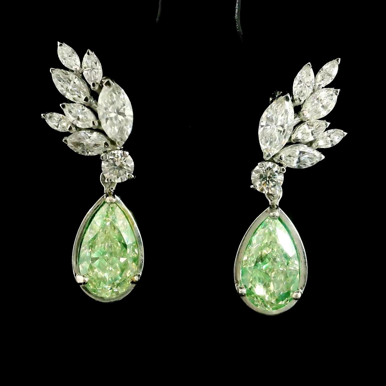 Boucles d'oreilles en or blanc 18kt avec diamants
  
  Couleur de l'or et carat : Or blanc 18kt
  Poids : 4,848 grammes
  
  Ensemble avec...
  Type de pierre : Diamants
  Forme : Poire
  Carat : 1,51 ct, 1,51 ct
  Couleur : Jaune verdâtre clair