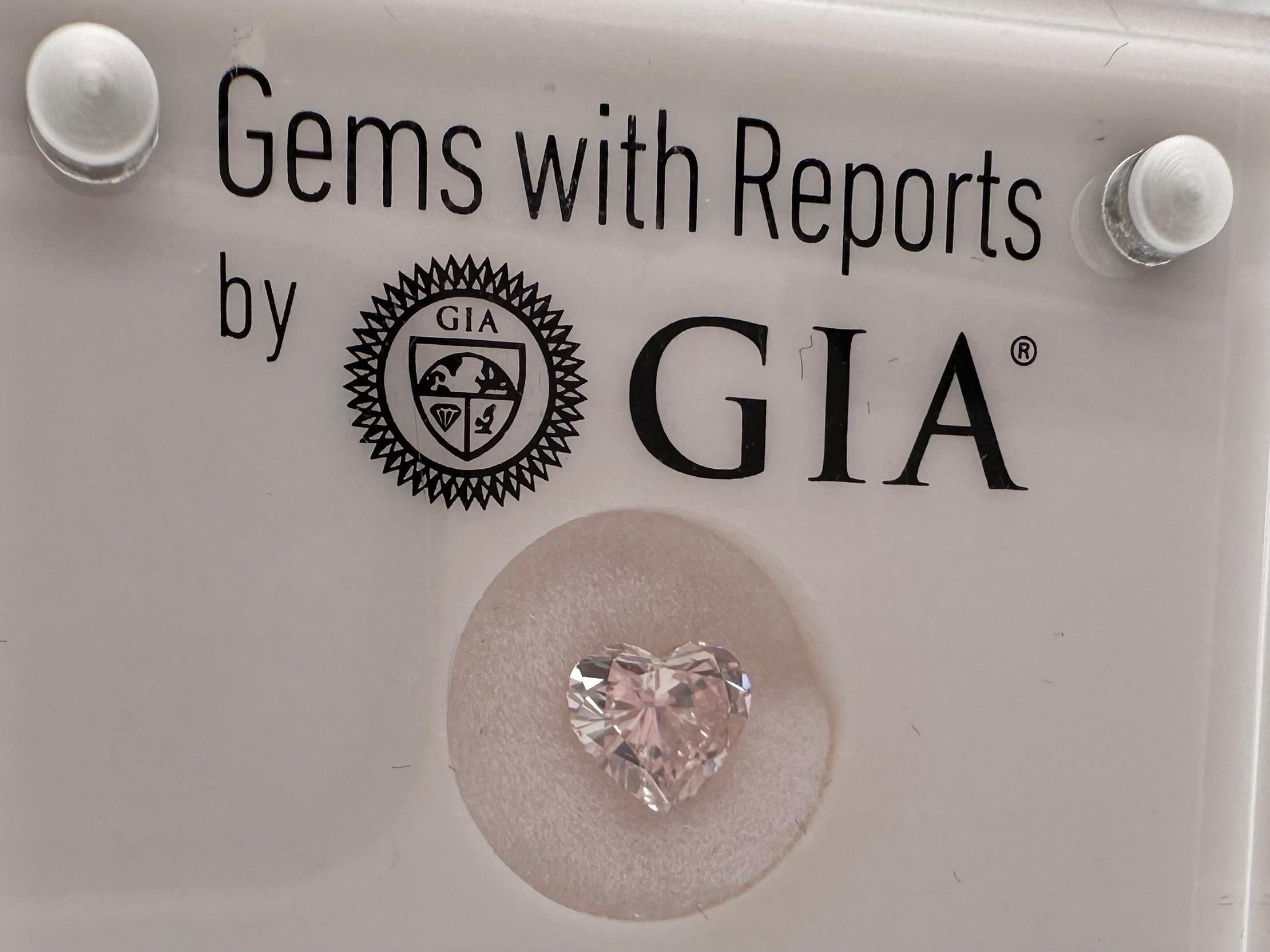Heart Cut GIA certified fancy light pink heart diamond loose 1.03ct For Sale