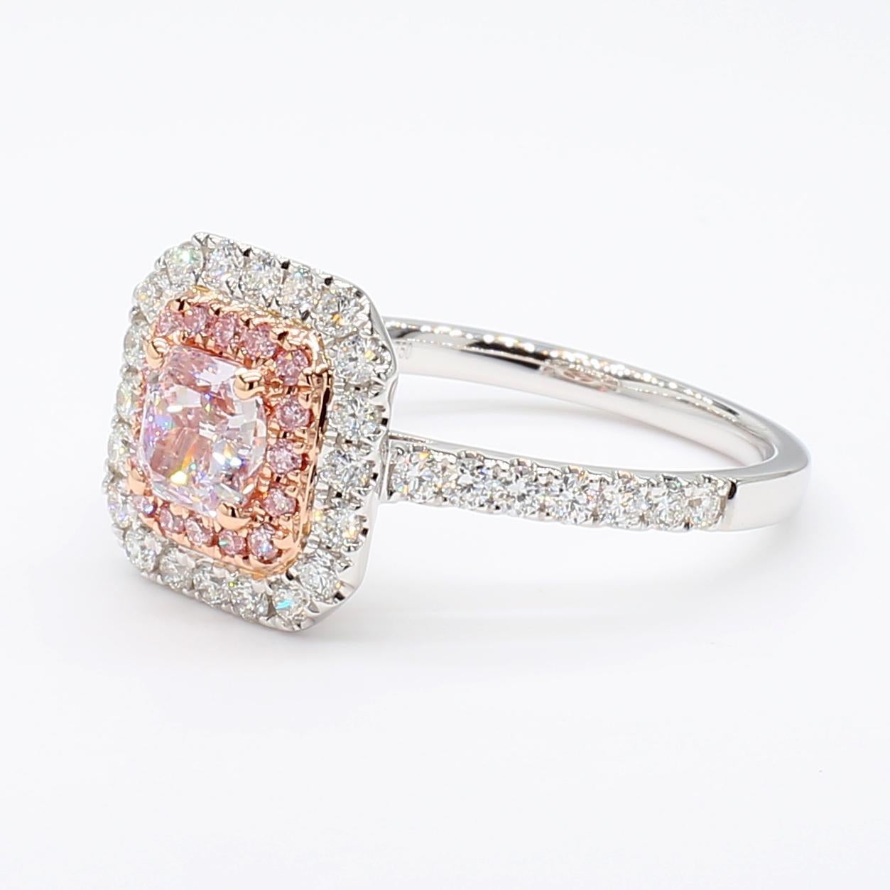 Il bellissimo anello con diamante certificato GIA di Raregemworld. Montato in una splendida montatura in oro rosa e bianco 18 carati con un diamante rosa naturale tagliato a cuscino. Il diamante rosa è circondato da un diamante rosa naturale rotondo