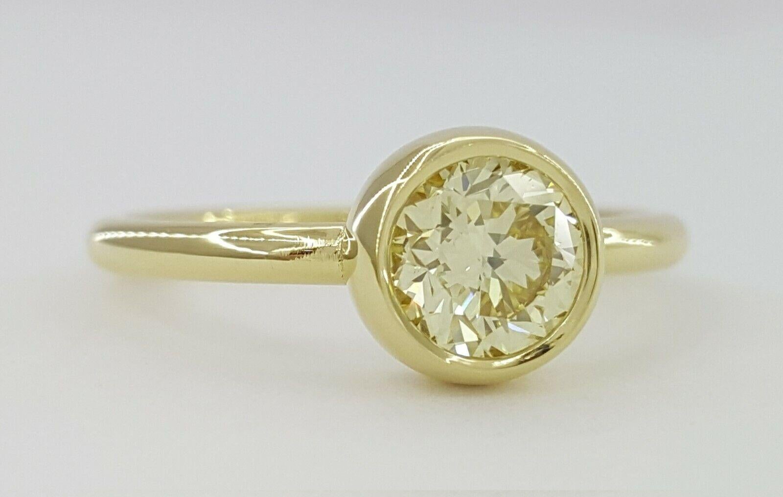 GIA Certified Fancy Light Yellow 18 Carat Yellow Gold Diamond Ring In New Condition In Rome, IT