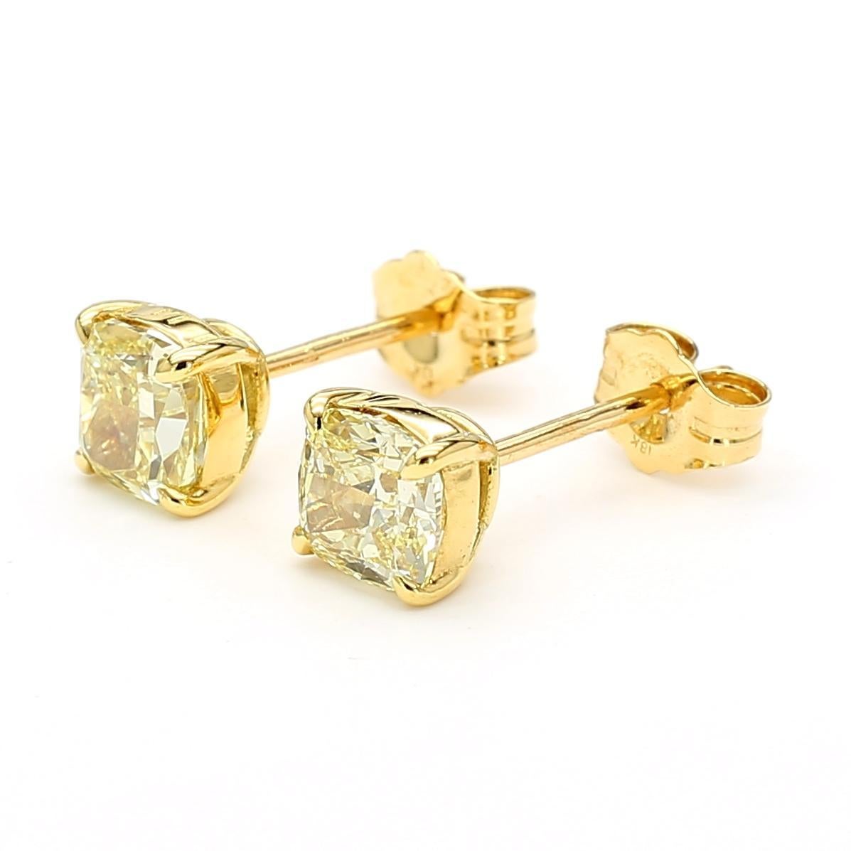 I bellissimi orecchini di diamanti certificati GIA di RareGemworld. Montato in una splendida montatura in oro giallo 18K con diamanti naturali gialli taglio cuscino. Questi orecchini sono garantiti per stupire e arricchire la tua collezione