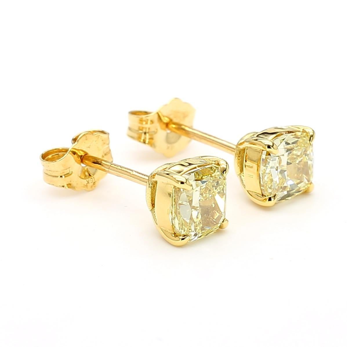 Taglio cuscino Orecchini con perno in oro certificati GIA con diamante giallo chiaro Fancy Cushion 1,42 CT TW in vendita