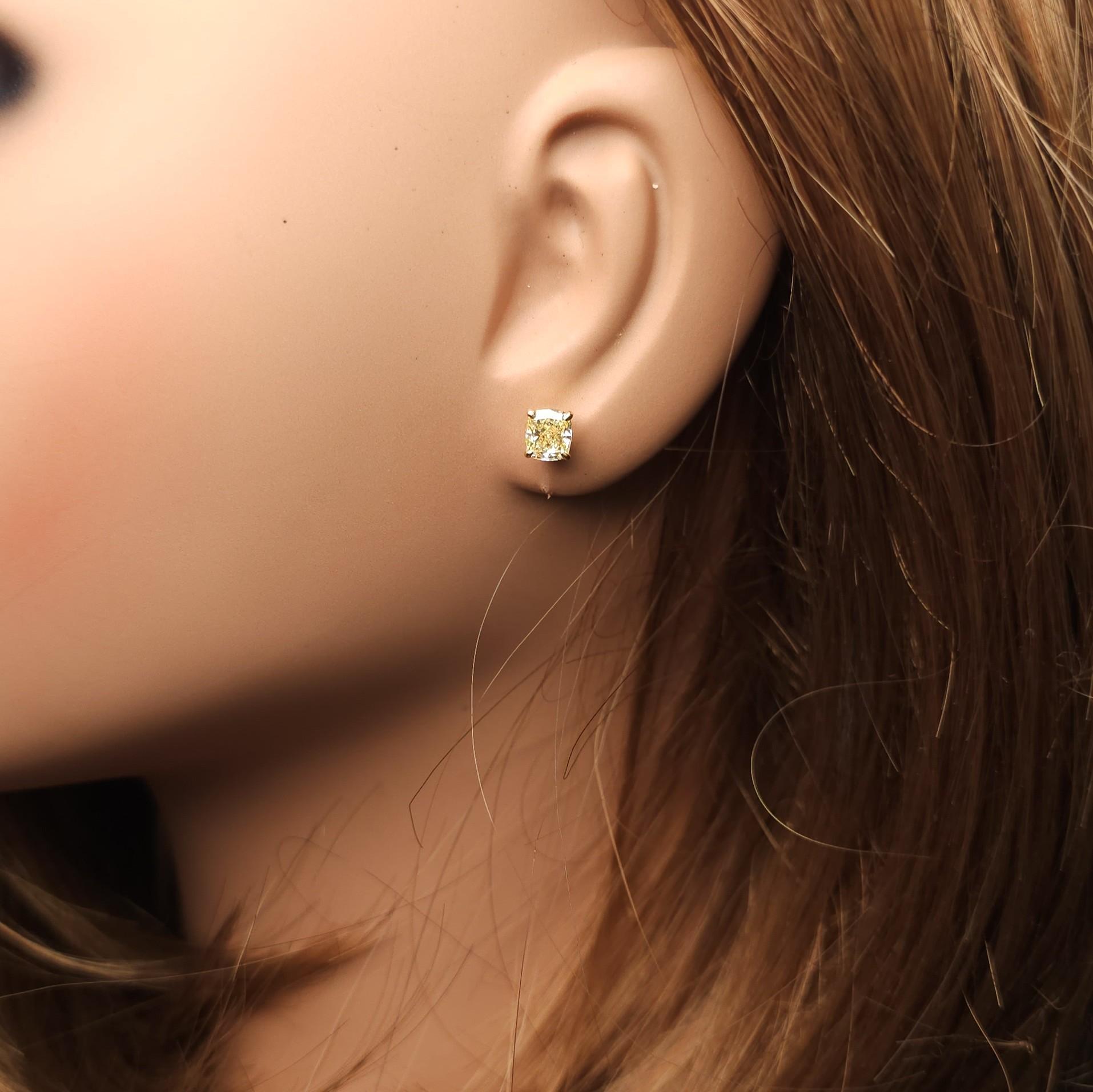 Orecchini con perno in oro certificati GIA con diamante giallo chiaro Fancy Cushion 1,42 CT TW In condizioni Nuovo in vendita a New York, NY