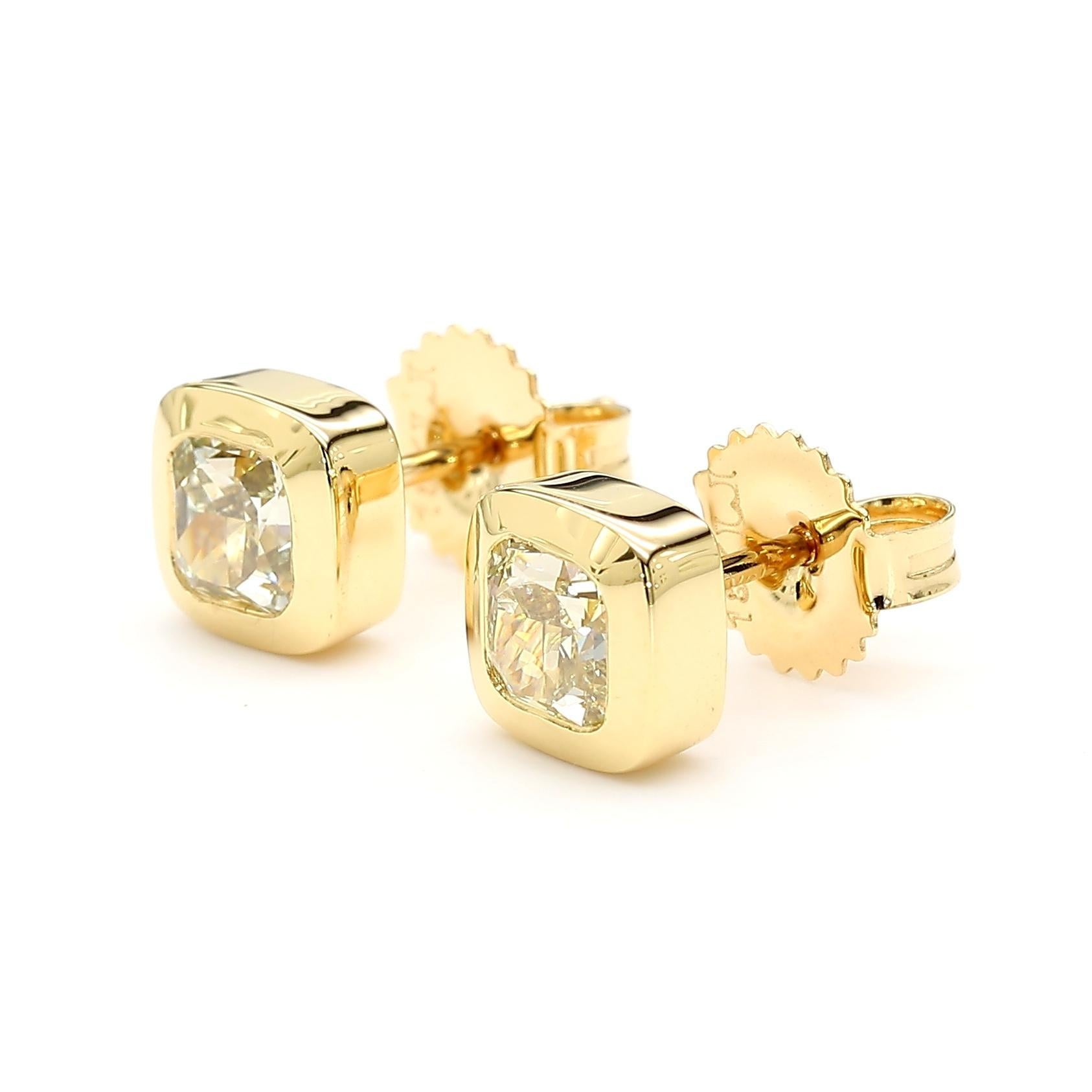RareGemWorld's schöne GIA-zertifizierte Diamant-Ohrstecker. Eingefasst in eine wunderschöne Fassung aus 18 Karat Gelbgold mit gelben Diamanten im Kissenschliff. Diese Ohrringe werden Sie garantiert beeindrucken und Ihre persönliche Sammlung
