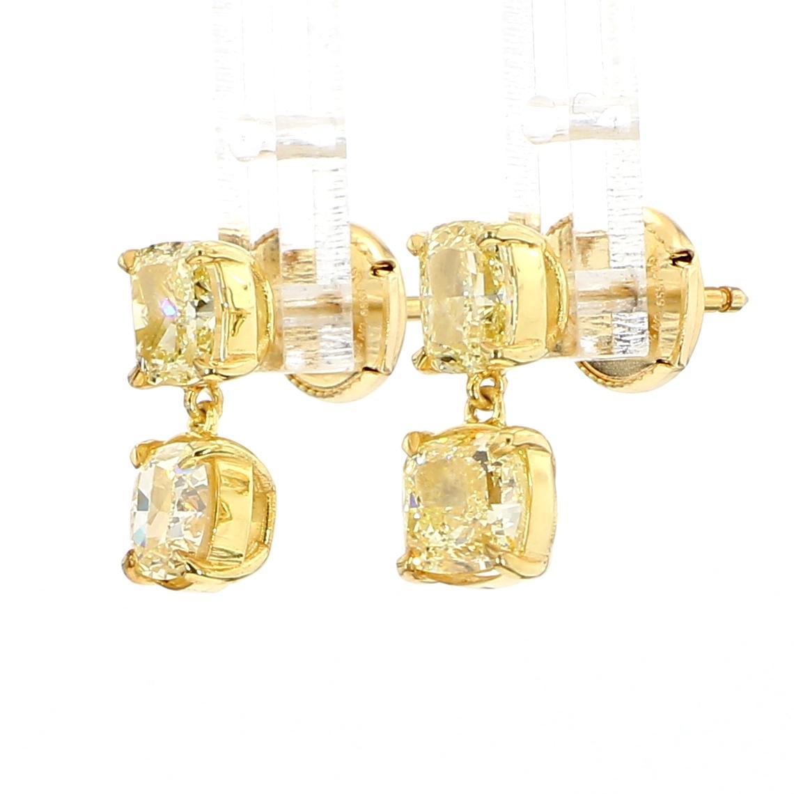 RareGemWorld's schöne GIA-zertifizierte Diamant-Ohrringe. Eingefasst in eine wunderschöne Fassung aus 18 Karat Gelbgold mit gelben Diamanten im Kissenschliff. Diese Ohrringe werden Sie garantiert beeindrucken und Ihre persönliche Sammlung