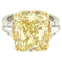Anello con diamante giallo chiaro Fancy certificato dalla GIA