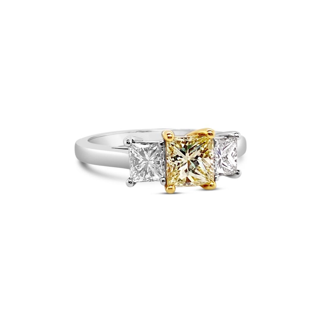 Anillo de diamante amarillo claro fantasía certificado por GIA en platino en Excelente estado para la venta en Delray Beach, FL