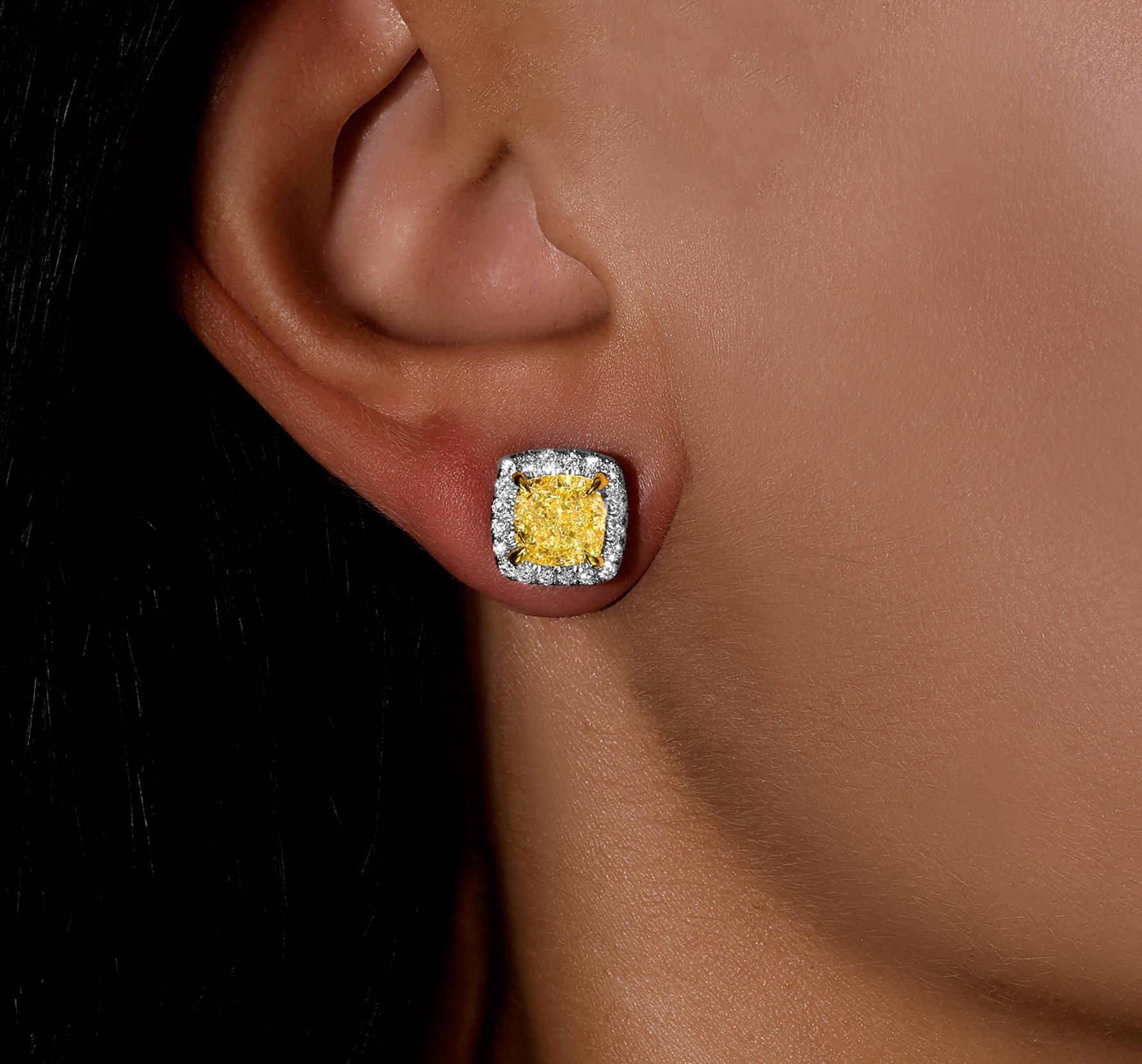 Contemporaneo Orecchini con diamante giallo chiaro di fantasia certificati GIA 4,8 carati in oro 18 carati in vendita