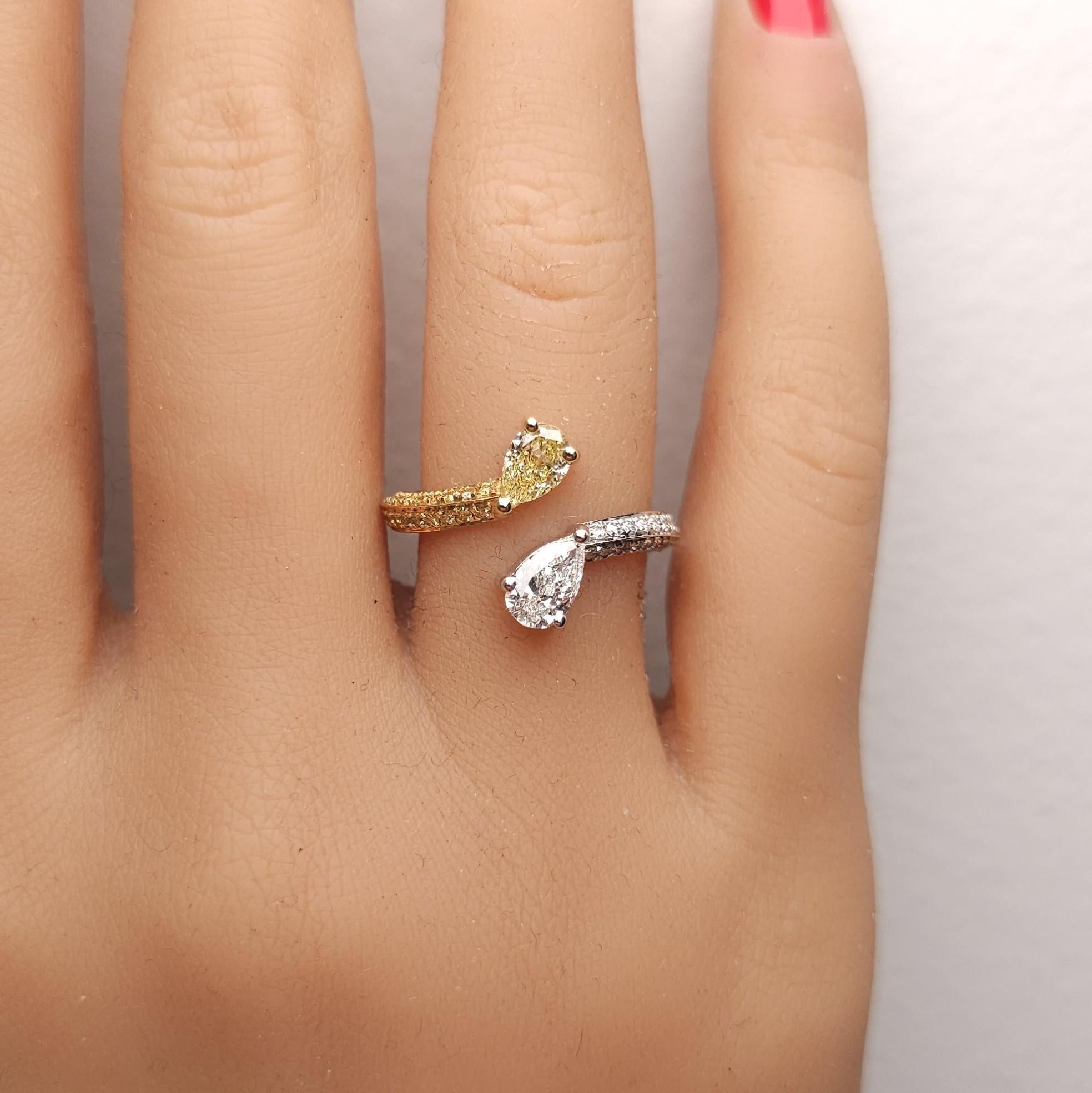 GIA Certified Fancy Light Yellow Pear Diamond 1.24 Carat TW Yellow Gold Ring im Zustand „Neu“ im Angebot in New York, NY