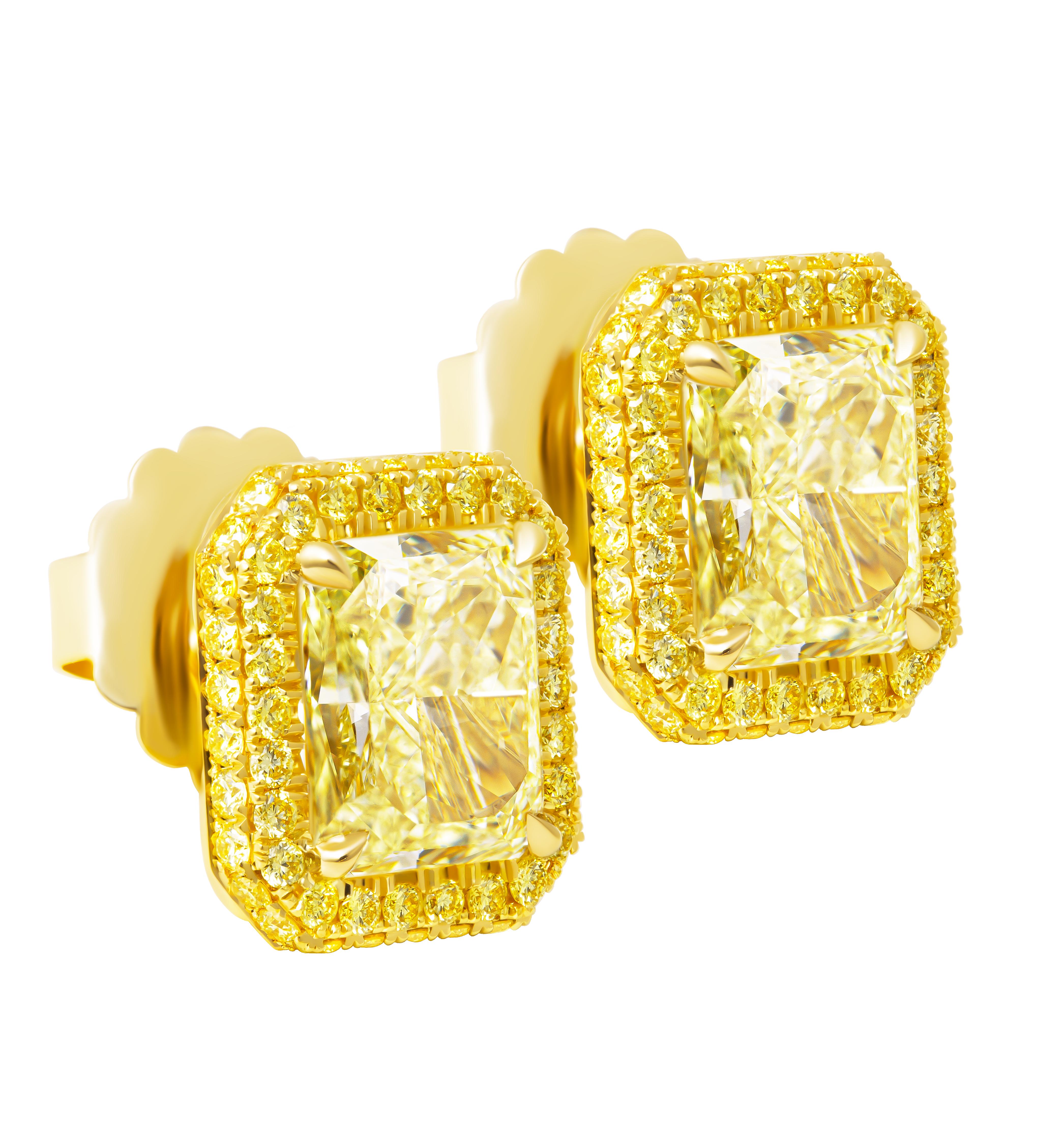 Boucles d'oreilles certifiées GIA, taille radieuse, jaune clair fantaisie
en or jaune 18 carats avec des diamants pavés jaunes totalisant 0.89ct 
2 pierres centrales certifiées GIA :
3.02ct FLY VS1 Radiant GIA#2506769595
3.05CT FLY VVS1 Radiant GIA
