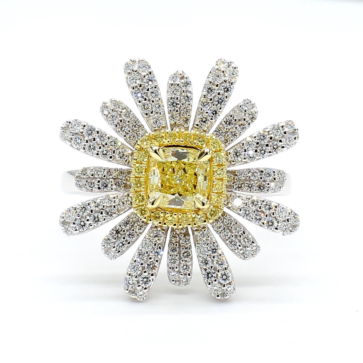 Contemporain GIA Certified Fancy Light Yellow Radiant Diamond 1.50 Carat TW Gold Ring en vente