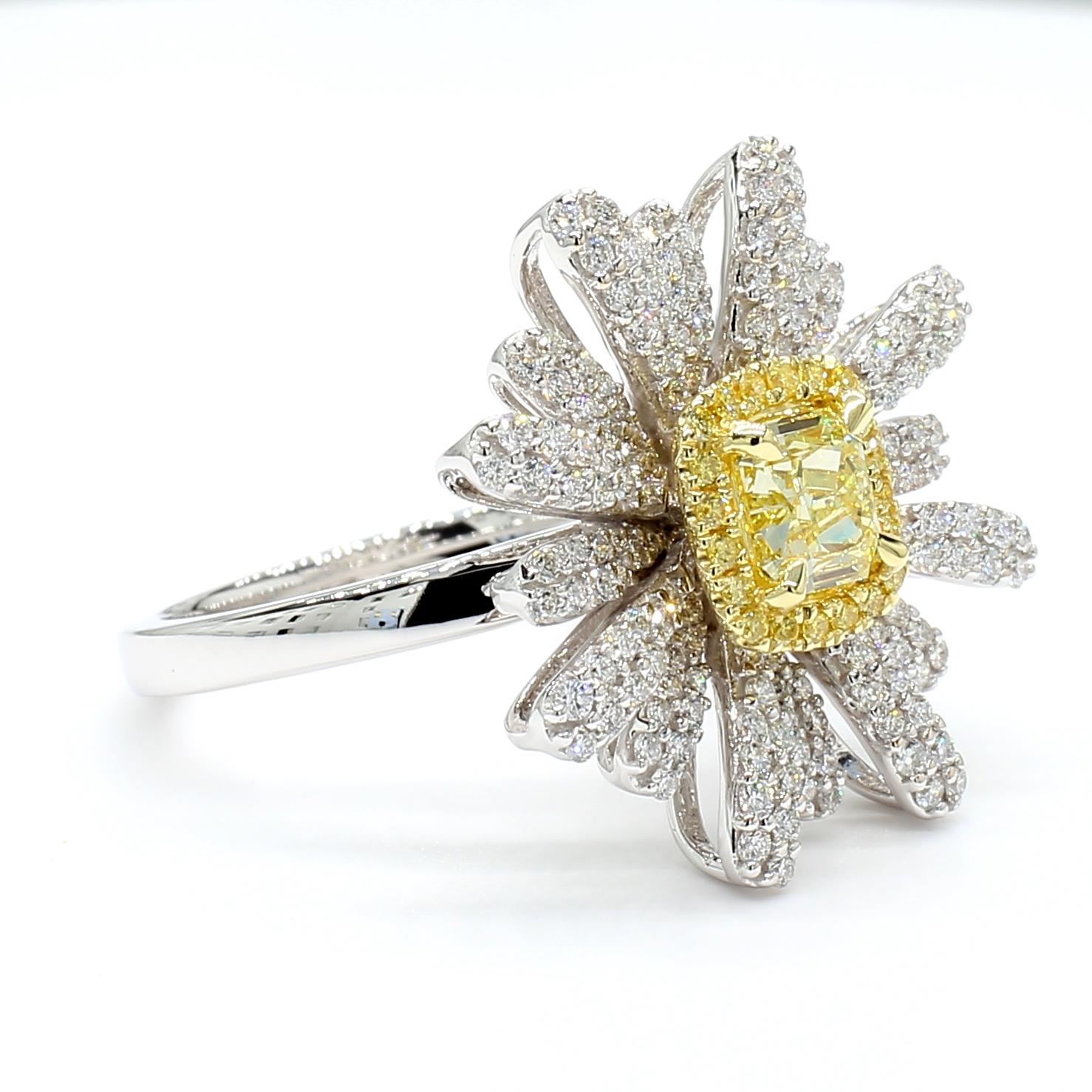 Taille radiant GIA Certified Fancy Light Yellow Radiant Diamond 1.50 Carat TW Gold Ring en vente