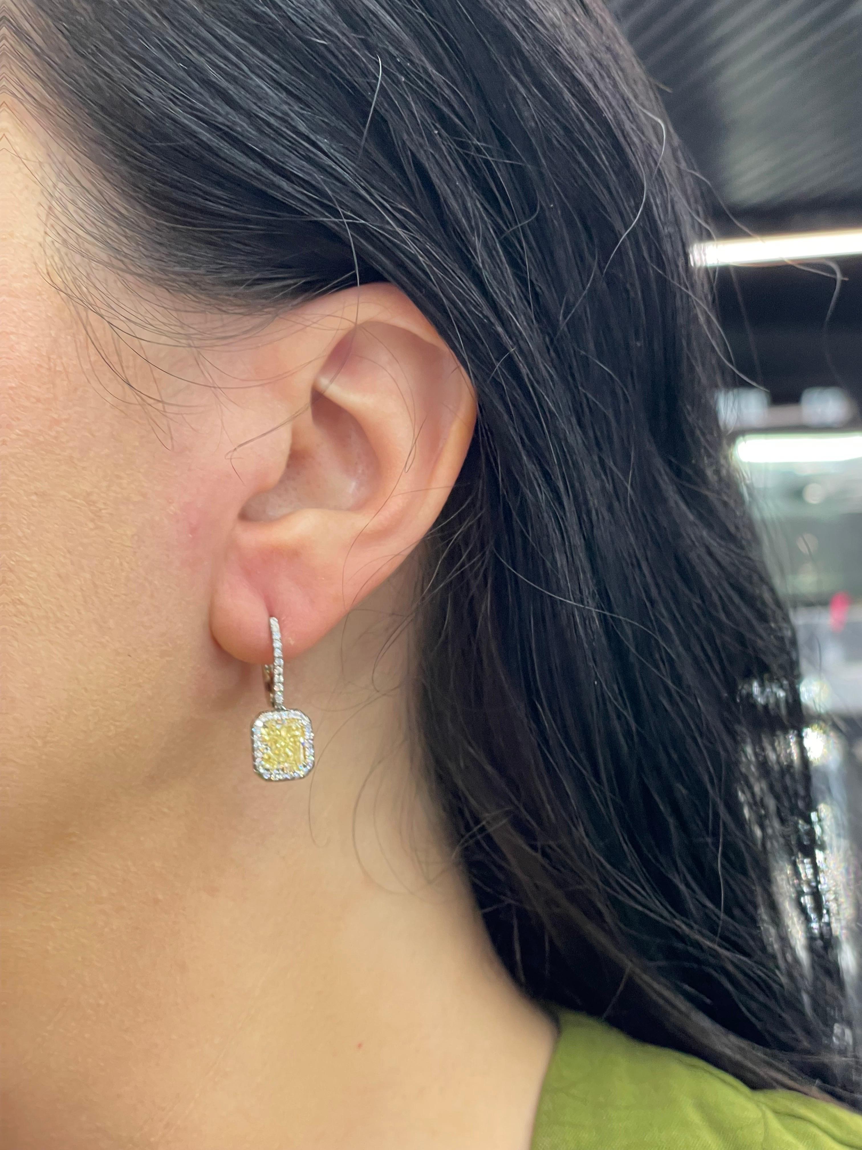 GIA-zertifizierte hellgelbe strahlende Diamant-Halo-Tropfen-Ohrringe mit 4,10 CTTW PT im Zustand „Neu“ im Angebot in New York, NY