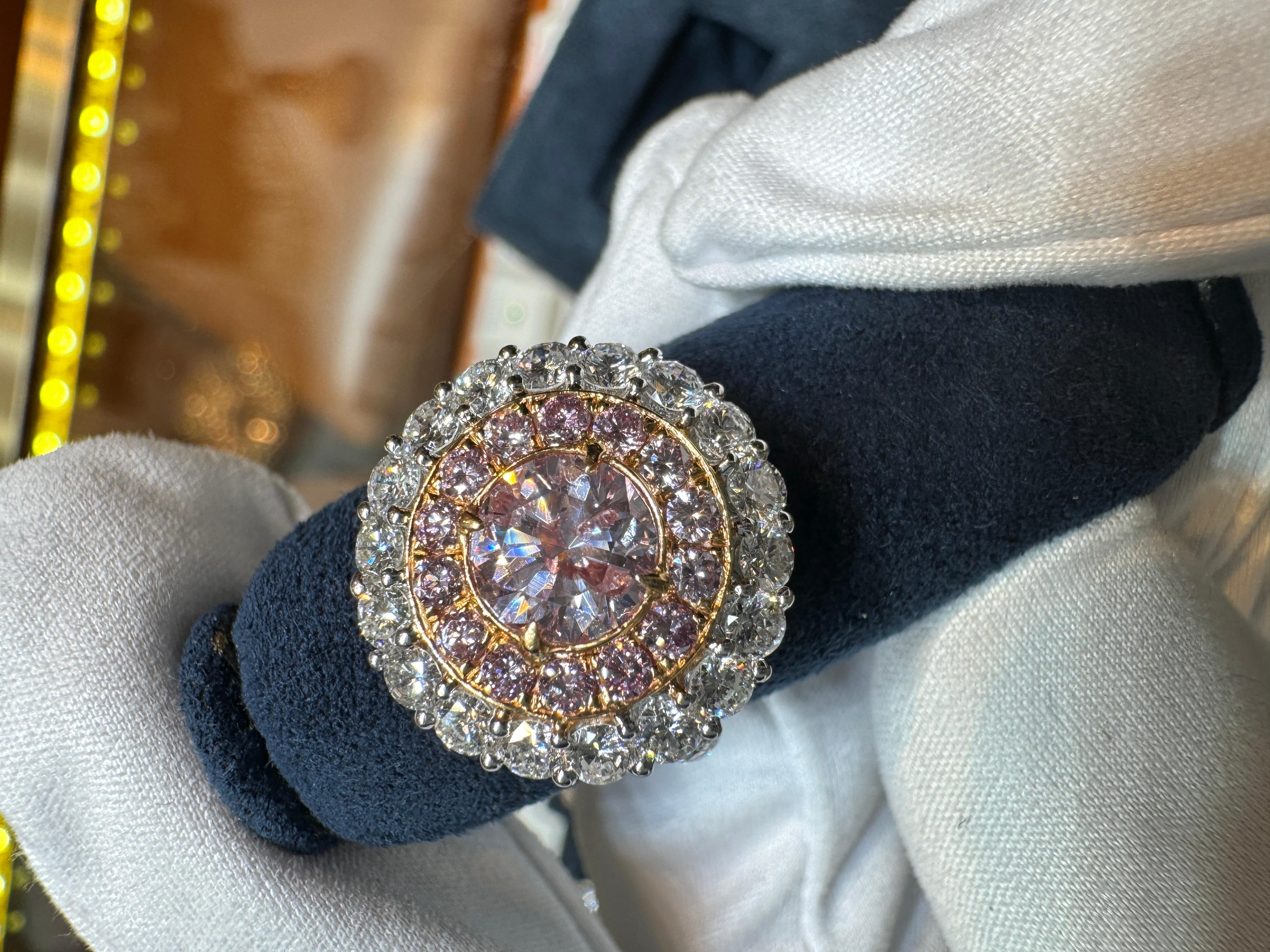 Bague rose fantaisie avec double halo de diamants de 3,1 carats certifiée par le GIA Neuf - En vente à Miami, FL