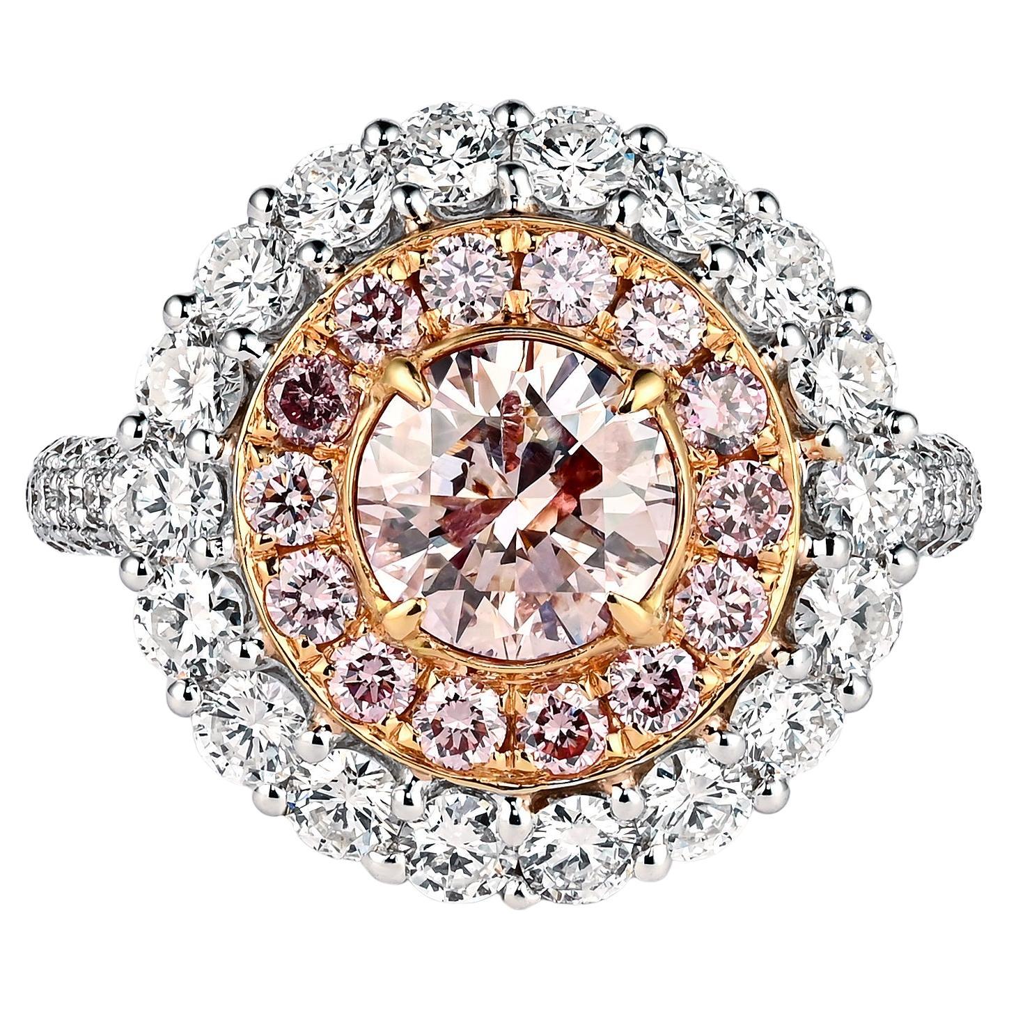 Anillo de doble halo de diamantes rosa fantasía de 3,1 quilates certificado por el GIA
