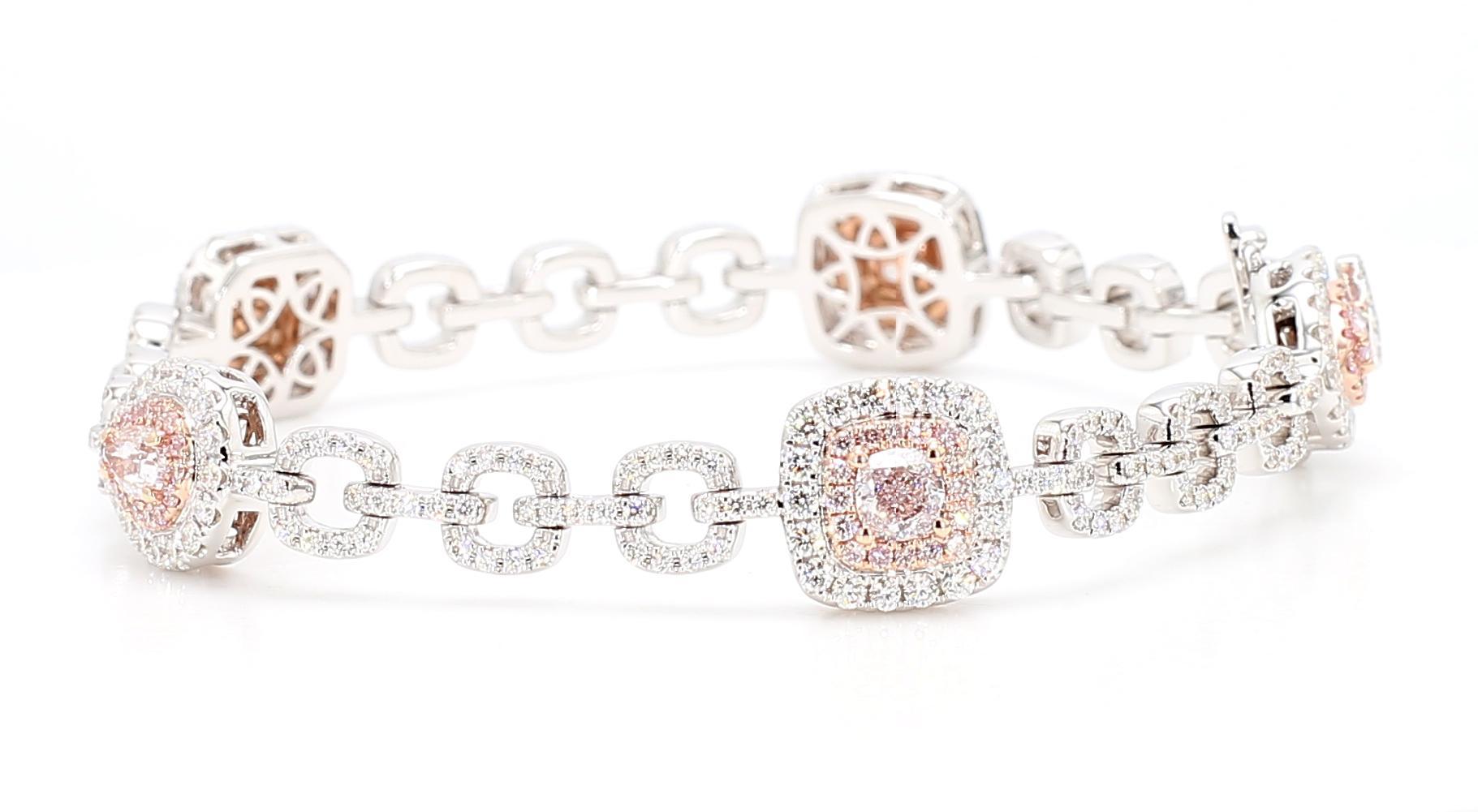 Preciosa pulsera de diamantes de RareGemWorld. Montada en un precioso engaste de oro rosa y blanco de 18 quilates con diamantes rosas naturales talla pera, cojín y asscher, rodeados de melee de diamantes rosas naturales redondos y melee de diamantes