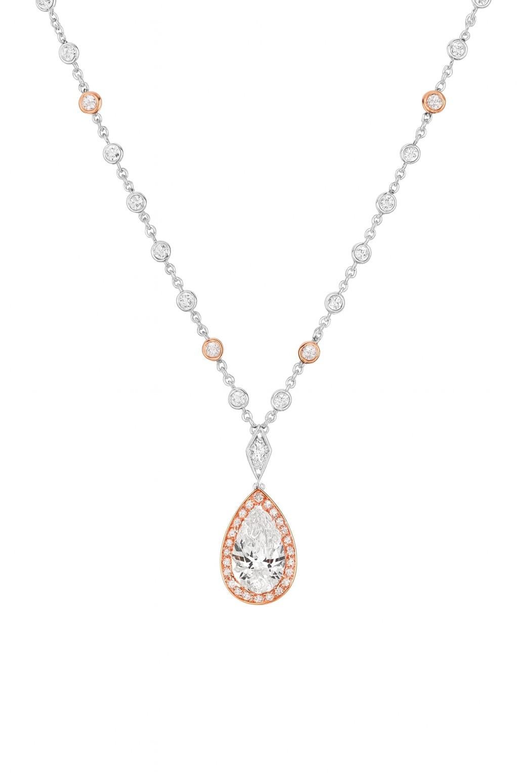 Collana con diamante rosa e diamante bianco da 1,67 carati certificata GIA

Una squisita collana del rinomato designer Gregg Ruth, finemente realizzata in oro rosa 18 carati e platino con un peso di 9 grammi. Questo pezzo presenta un elegante