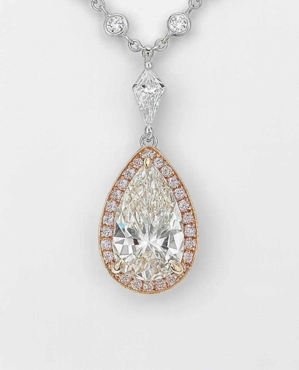 Contemporaneo Collana con diamanti rosa e bianchi certificati GIA Fancy Diamond in vendita