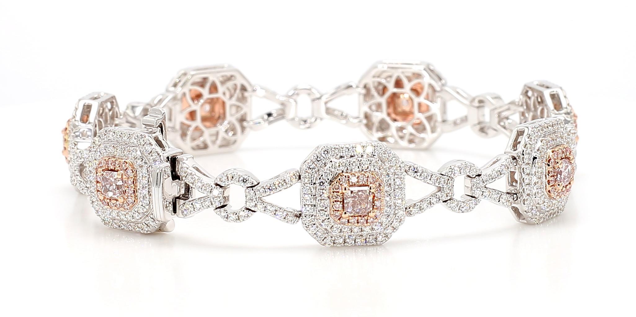 Preciosa pulsera de diamantes de RareGemWorld. Montada en un precioso engaste de Oro Rosa y Blanco de 18 quilates con diamantes rosas naturales de talla radiante rodeados de melee de diamantes rosas naturales redondos y melee de diamantes blancos