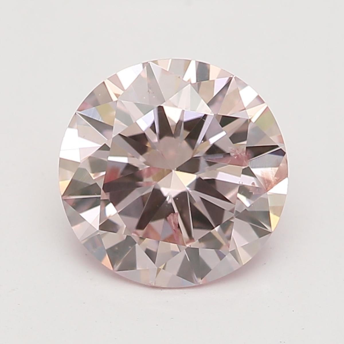 Certificado: GIA 
Número de informe: 1142304015
Forma y corte: Redonda
Peso en quilates: 0,70 quilates
Medidas: 5,86 x 5,80 x3,36 mm
Grado de color: Rosa fantasía

CARACTERÍSTICAS DEL DIAMANTE:

El Diamante Rosa Fantasía Thia es un diamante raro y