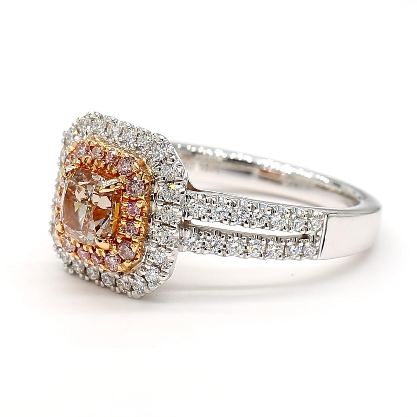 La magnifique bague en diamant certifiée GIA de Raregemworld. Monté dans une belle monture en platine avec un diamant rose naturel de taille coussin. Le diamant est entouré d'une mêlée de diamants roses naturels ronds et d'une mêlée de diamants