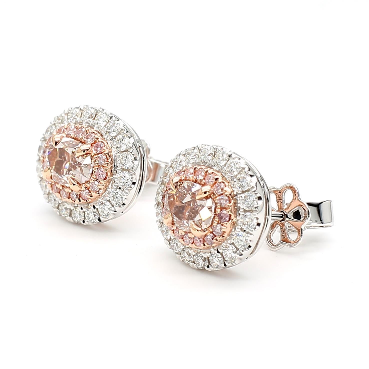RareGemWorld's schöne GIA-zertifizierte Diamant-Ohrringe. Eingefasst in eine wunderschöne Fassung aus 18 Karat Rosé- und Weißgold mit natürlichen rosa Diamanten im Ovalschliff. Die rosafarbenen Diamanten sind umgeben von runden natürlichen