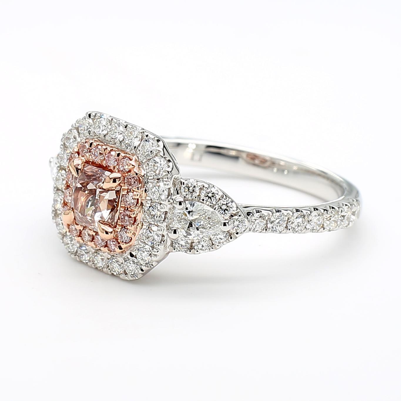 Der schöne GIA-zertifizierte Diamantring von RareGemWorld. In einer schönen Fassung aus 18 Karat Rosé- und Weißgold mit einem natürlichen rosa Diamanten im Strahlenschliff. Der rosafarbene Diamant ist umgeben von natürlichen weißen Diamanten im