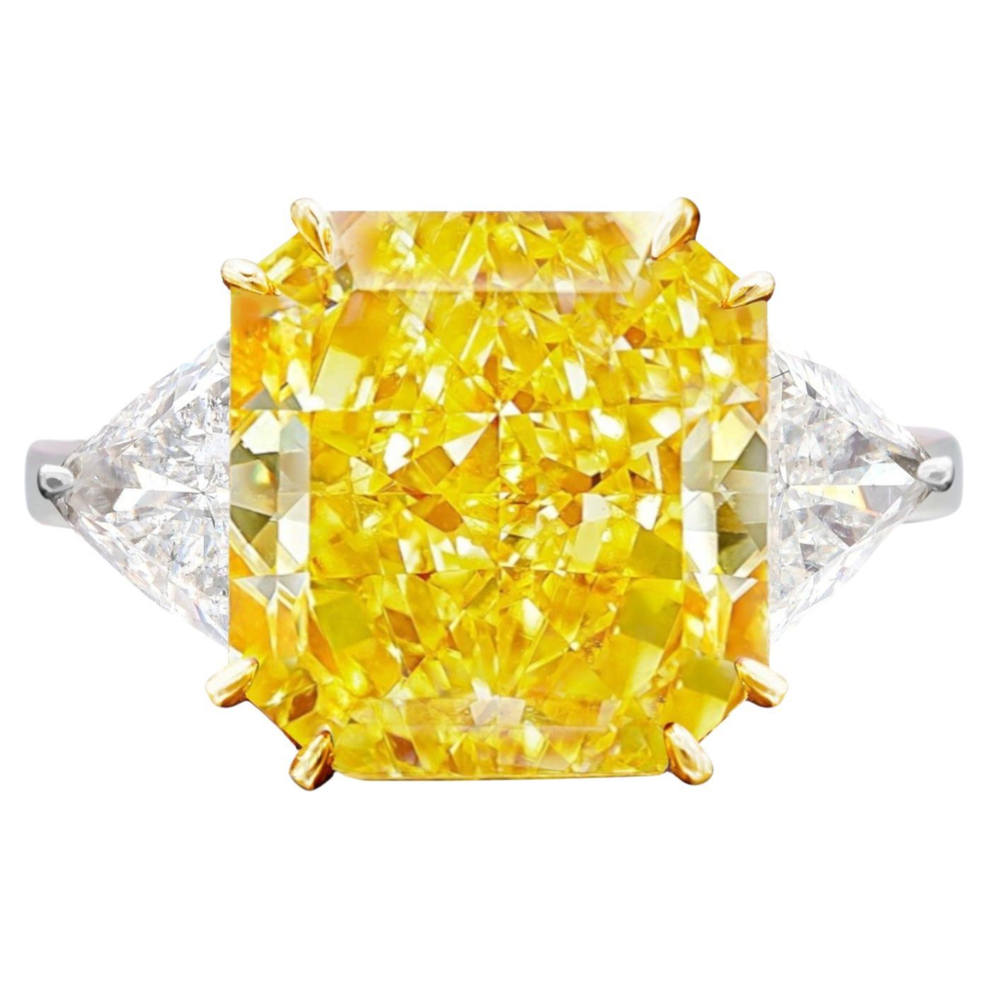 GIA Certified FANCY VIVID 4 Carat Diamond Three Stone Ring For Sale