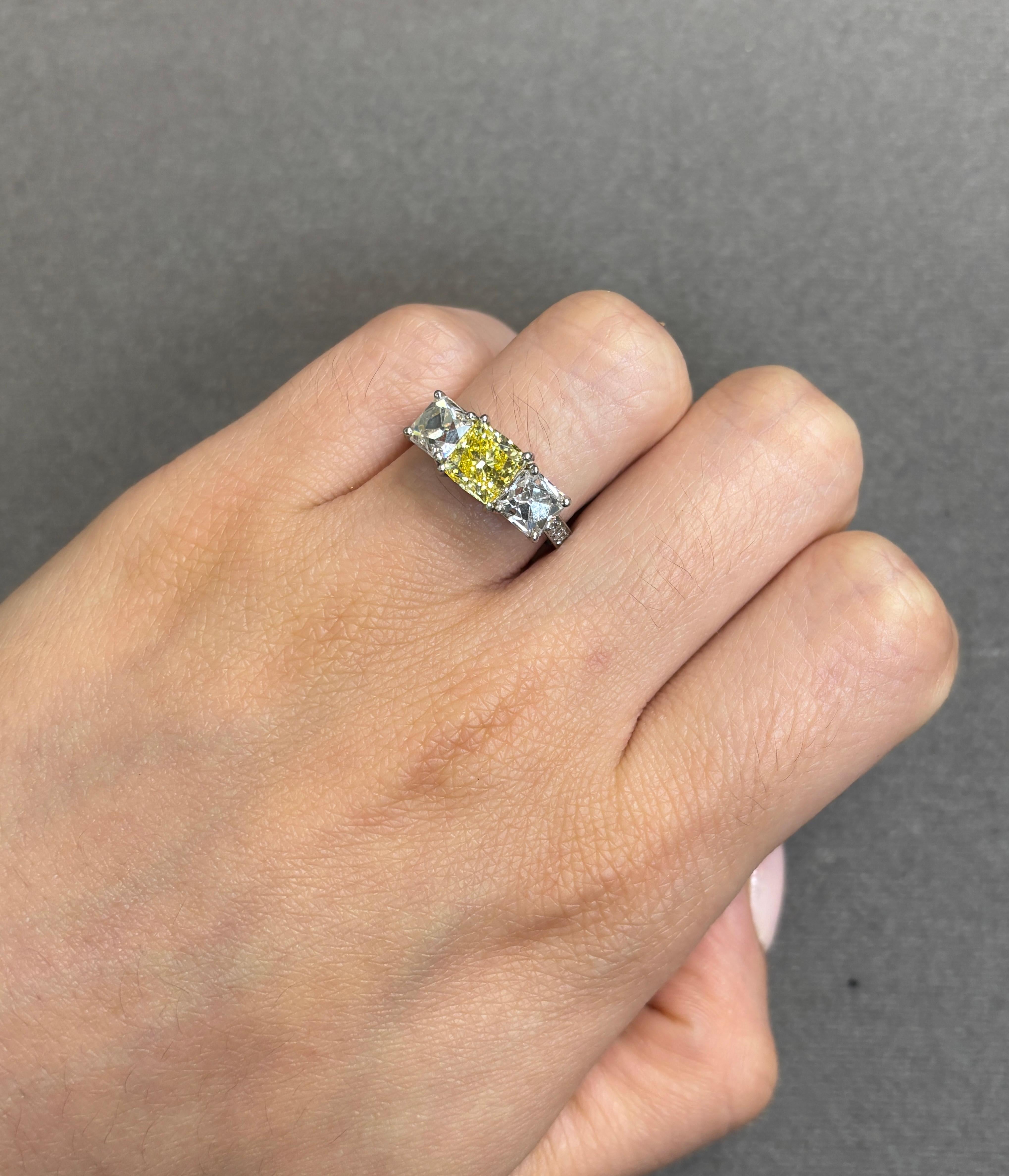 Anello con diamante da 1,42 carati certificato GIA Fancy Vivid Yellow

Anello in platino con diamante centrale taglio giallo vivo, affiancato da due diamanti taglio francese e arricchito da diamanti taglio rotondo. 

Peso del diamante giallo: 1,42
