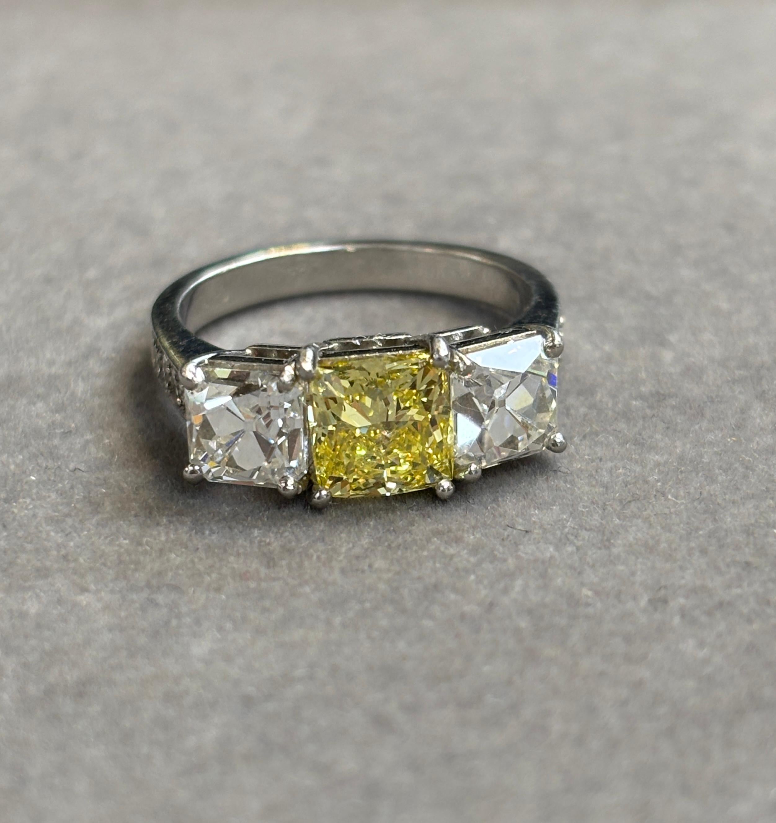 Anello con diamante da 1,42 carati certificato GIA Fancy Vivid Yellow In condizioni ottime in vendita a New York, NY