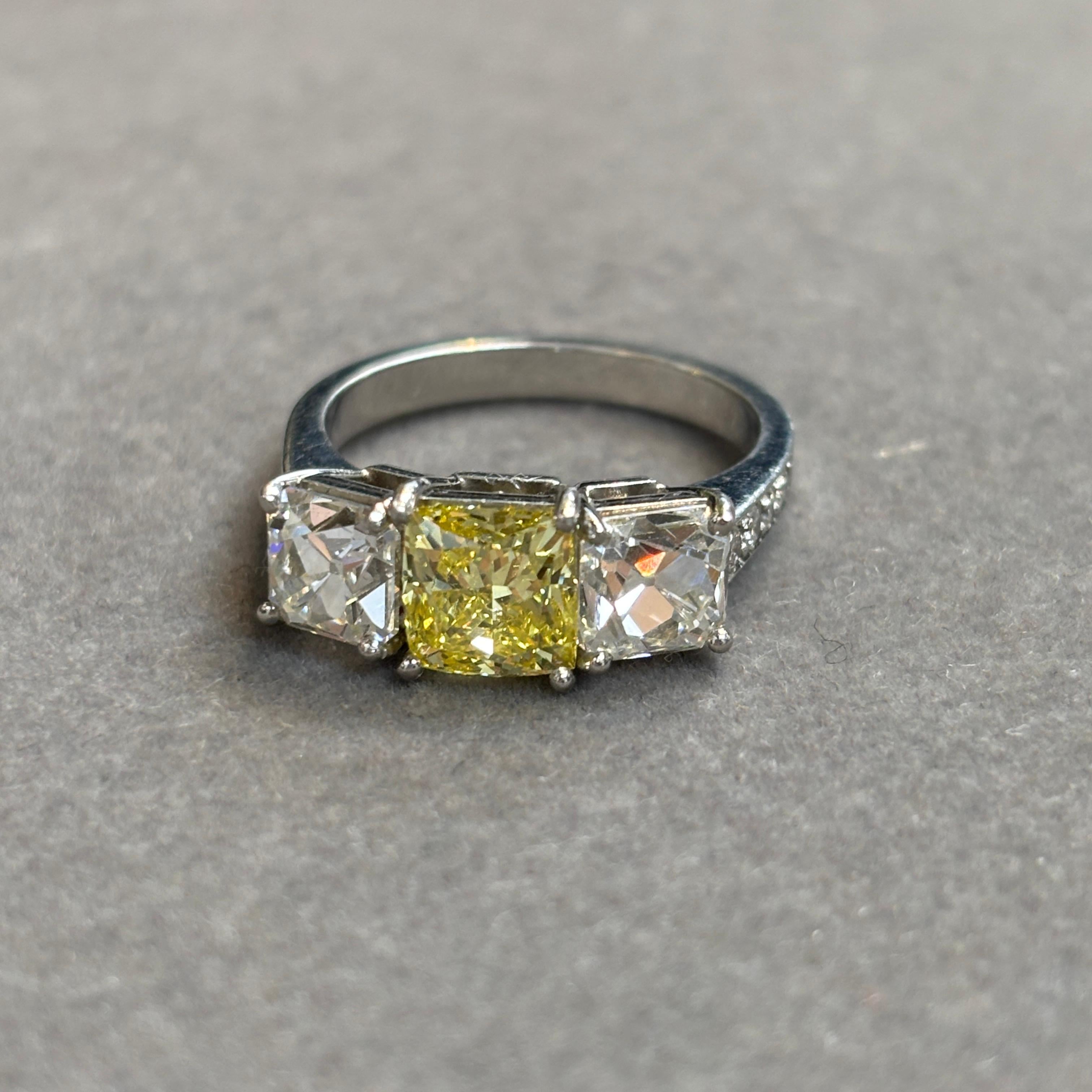Anello con diamante da 1,42 carati certificato GIA Fancy Vivid Yellow in vendita 1