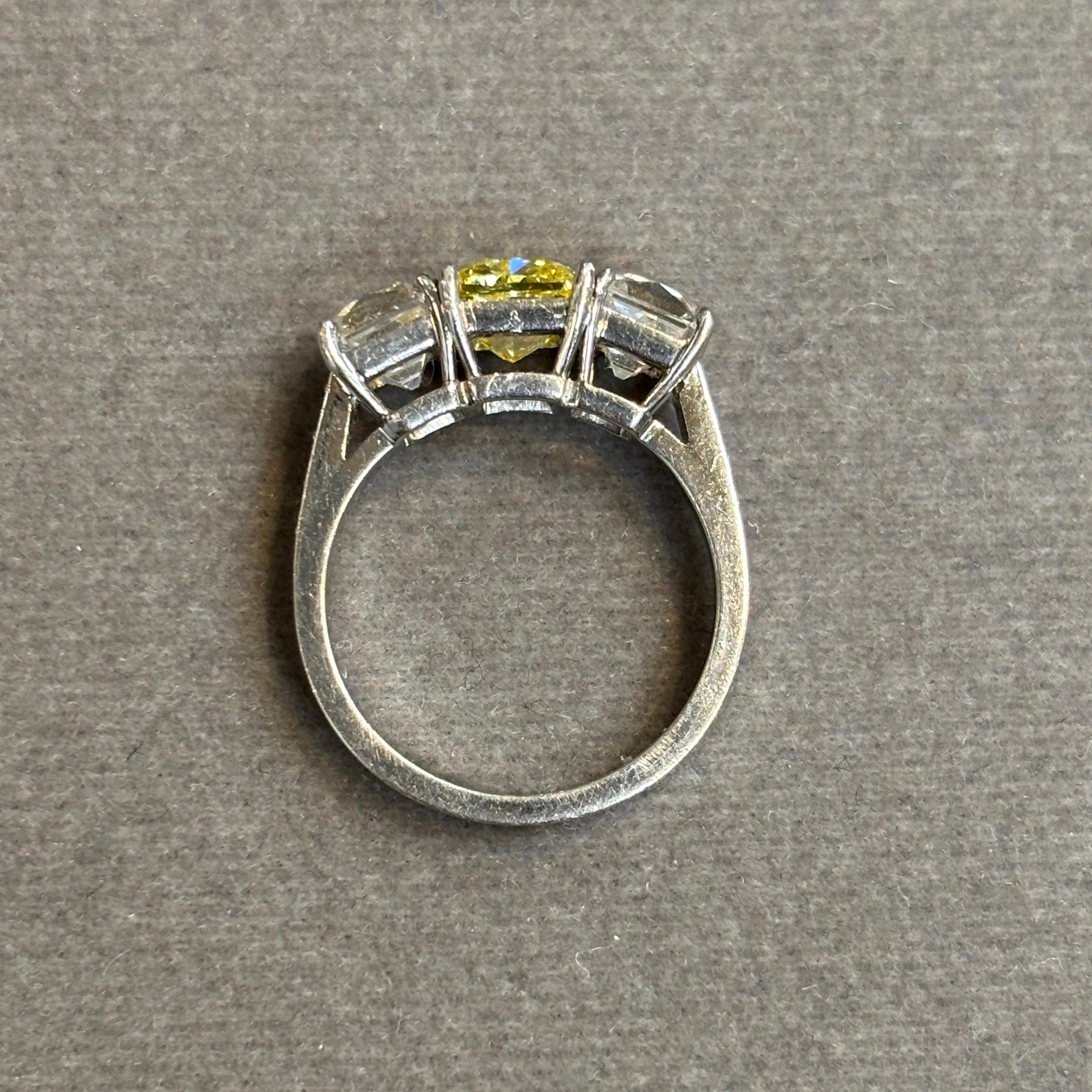 Anello con diamante da 1,42 carati certificato GIA Fancy Vivid Yellow in vendita 2