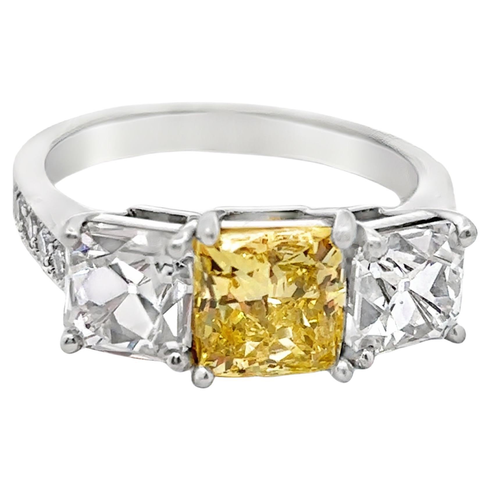 Anello con diamante da 1,42 carati certificato GIA Fancy Vivid Yellow in vendita