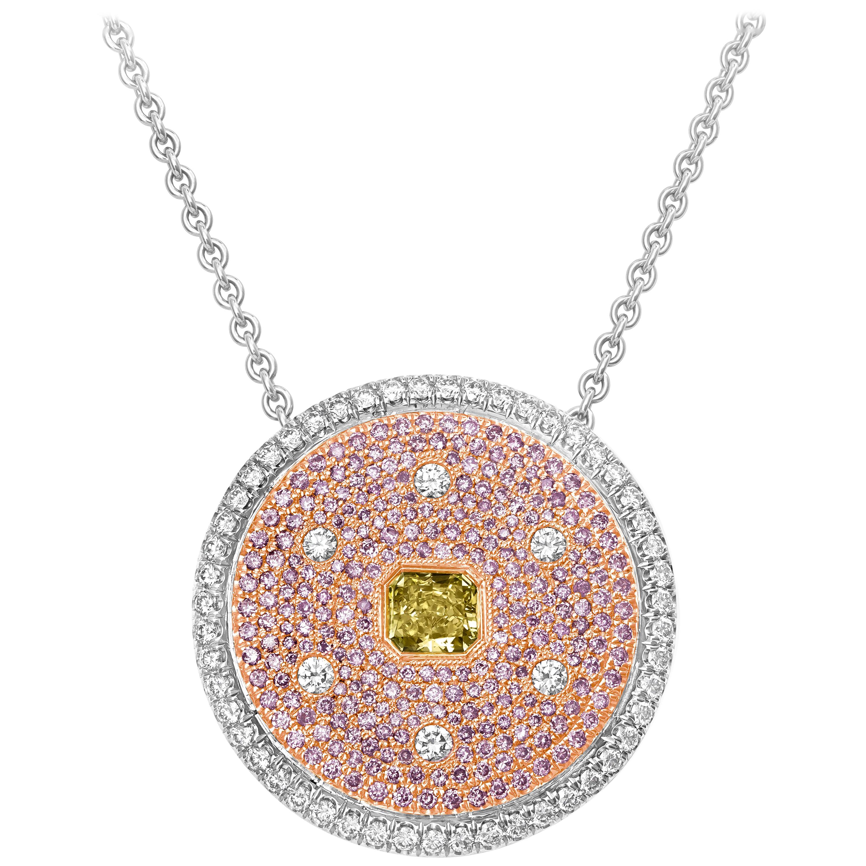 0,38 Karat Strahlenschliff Fancy Vivid Gelber Diamant Cluster-Anhänger Halskette im Angebot