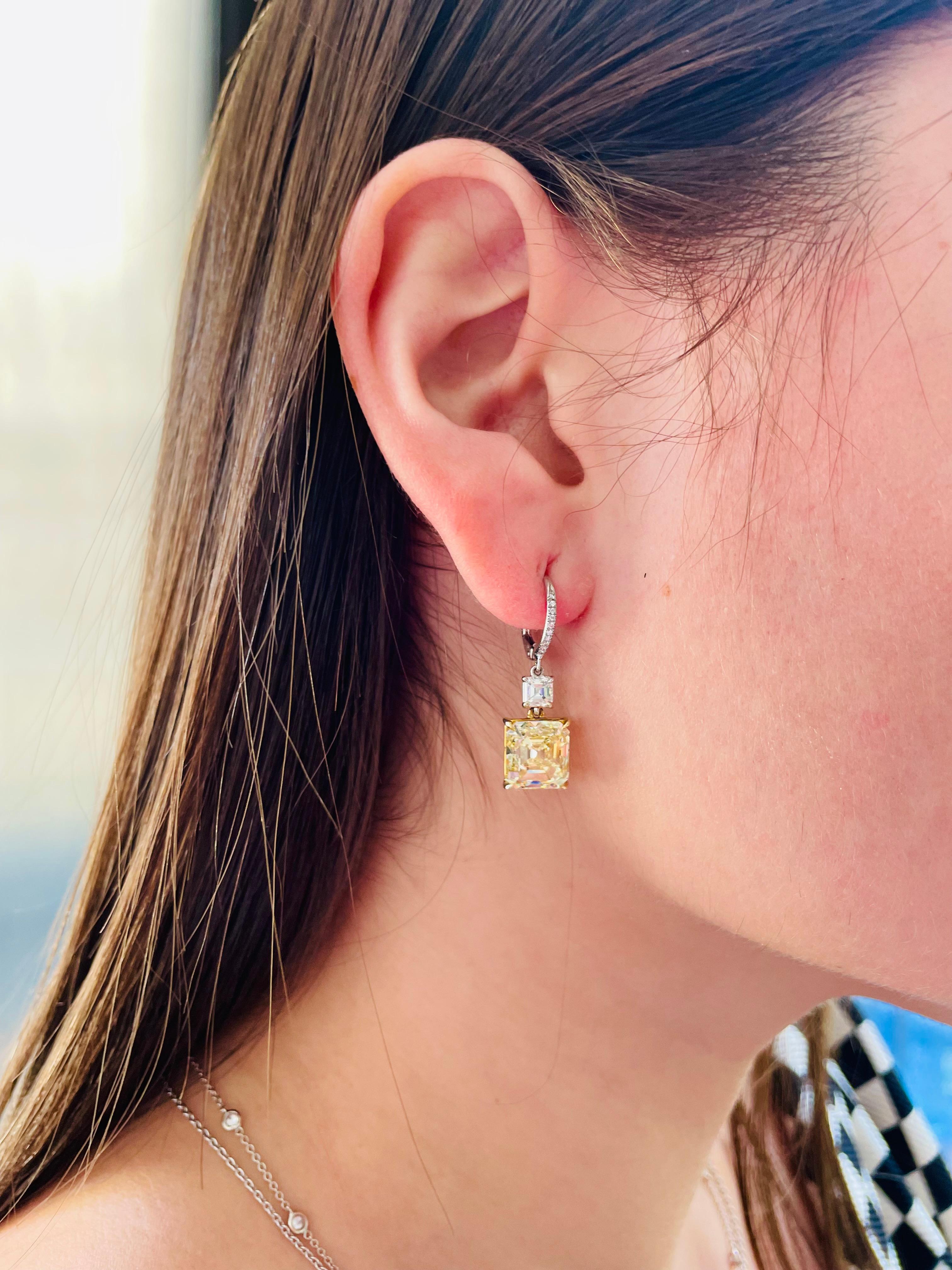Issues de la collection J. Birnbach de diamants jaunes de fantaisie, ces boucles d'oreilles goutte d'eau sophistiquées présentent des diamants taille asscher de 5,11 carats et 5,02 carats de couleur jaune de fantaisie qui tombent de deux diamants