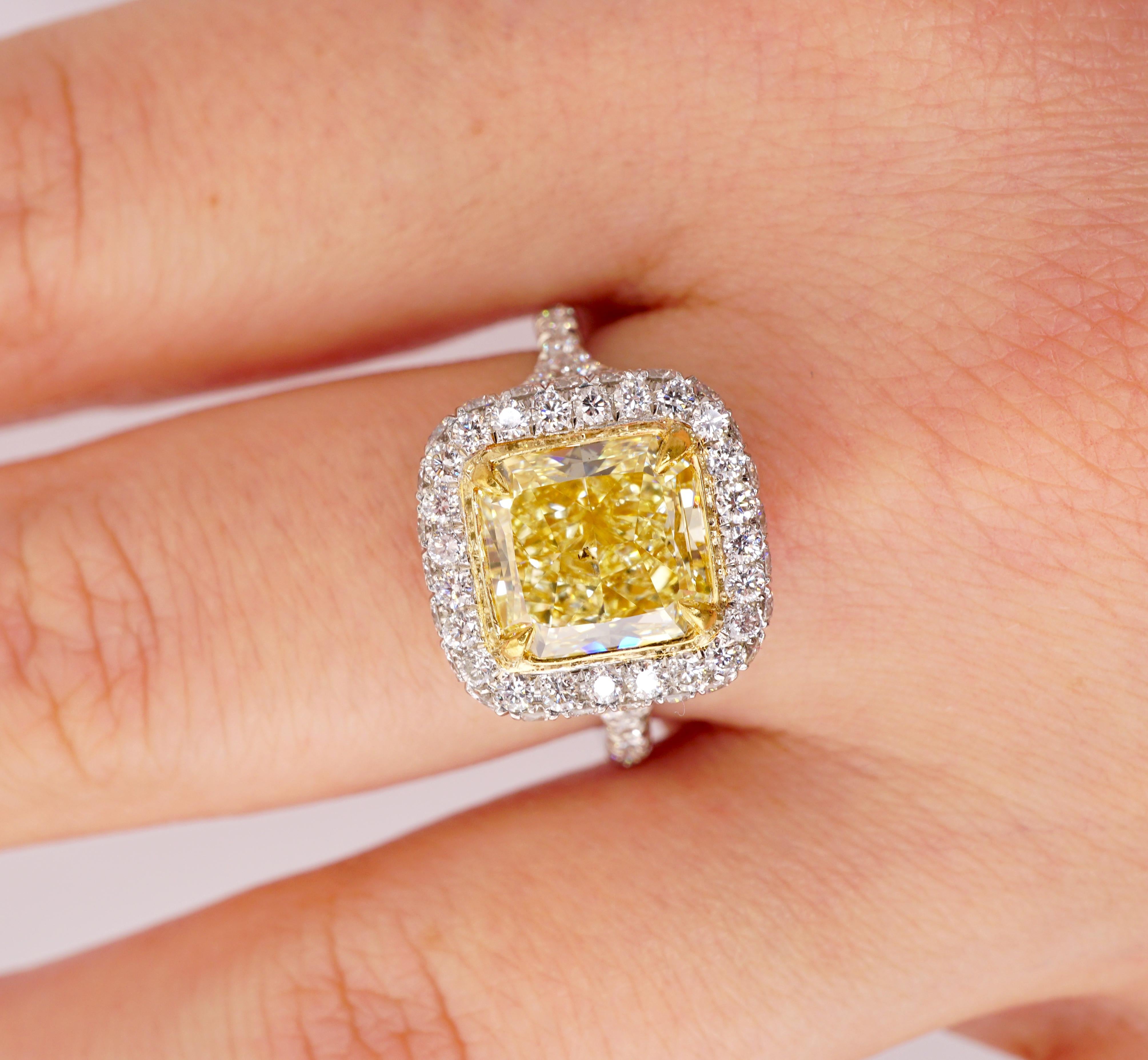 Diamantring mit GIA-Zertifikat, Nr. 1156601418. Mittelstein: 3,05ct Diamant im Radiant-Schliff Fancy Light Yellow SI2, 8,47 x 7,85 x 5,00 mm. Seitliche Steine: 1.00ct F-G VS1-SI2 Brillante Runde Diamanten. Karatgewicht insgesamt: 4,05ct. Metall: