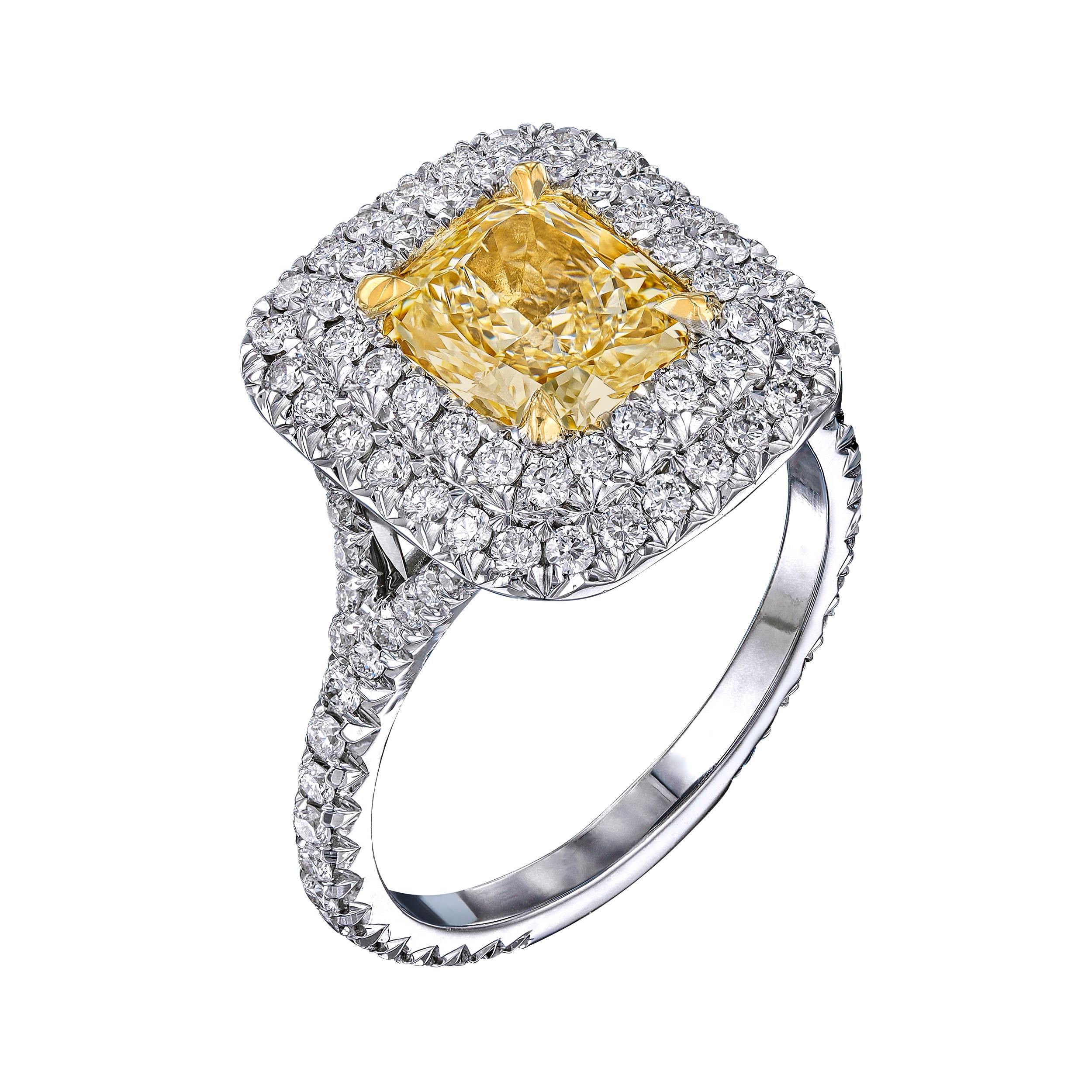Diamantring mit GIA-Zertifikat, Nr.17420514. Details sind: Mittelstein: 2,03ct / Brillantschliff Fancy Light Yellow Diamant VS1, 7,57 x 6,58 x 4,44mm. / Seitliche Diamanten in Pave-Fassung: 0,97 ct, Brillantschliff: F-G VS2-SI1. 