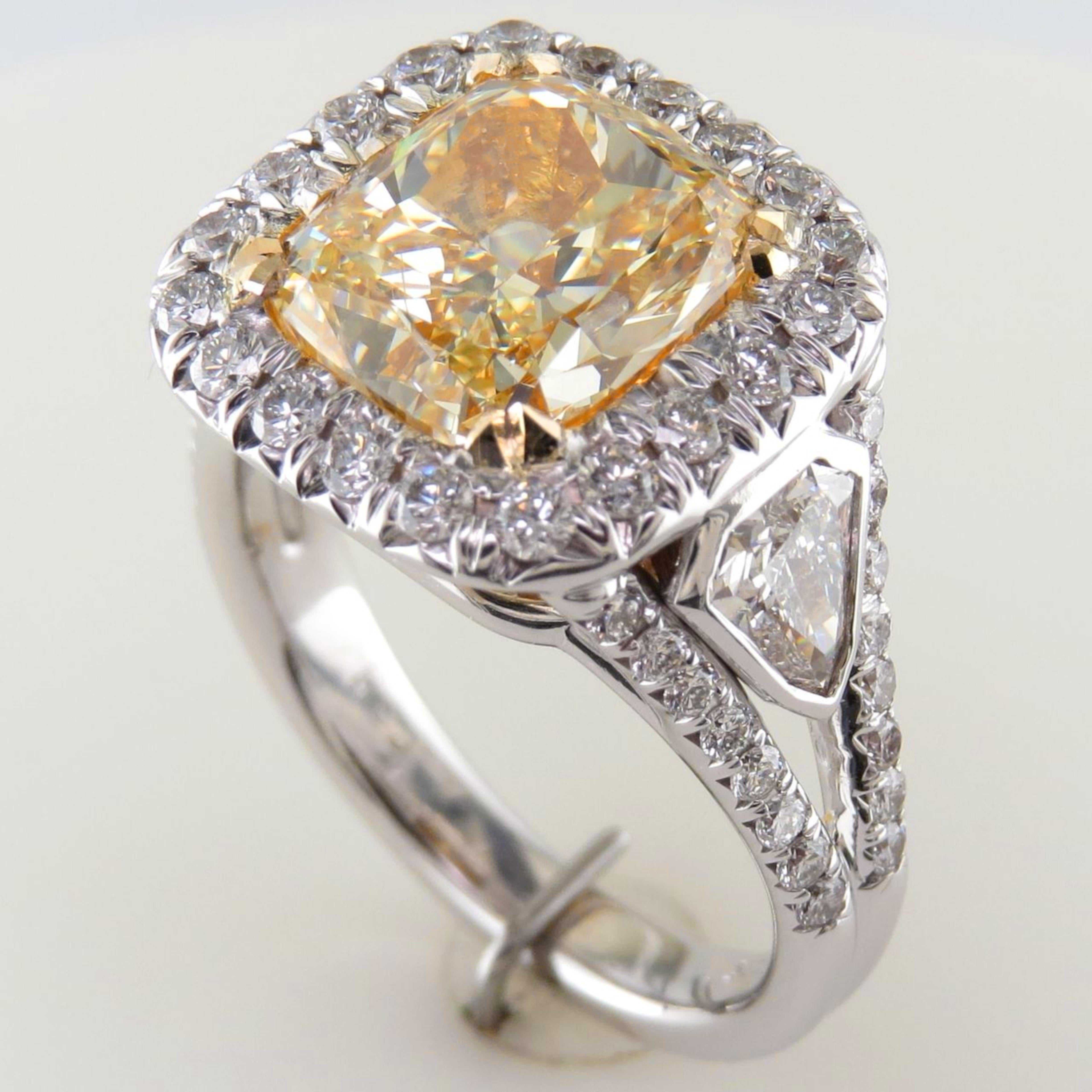 Bague coussin de couleur jaune fantaisie, mettant en valeur un diamant central captivant. D'un poids impressionnant de 4,47 carats, ce diamant de taille coussin est classé Fancy Yellow avec un degré de pureté entre SI1 et SI2, tel que certifié par