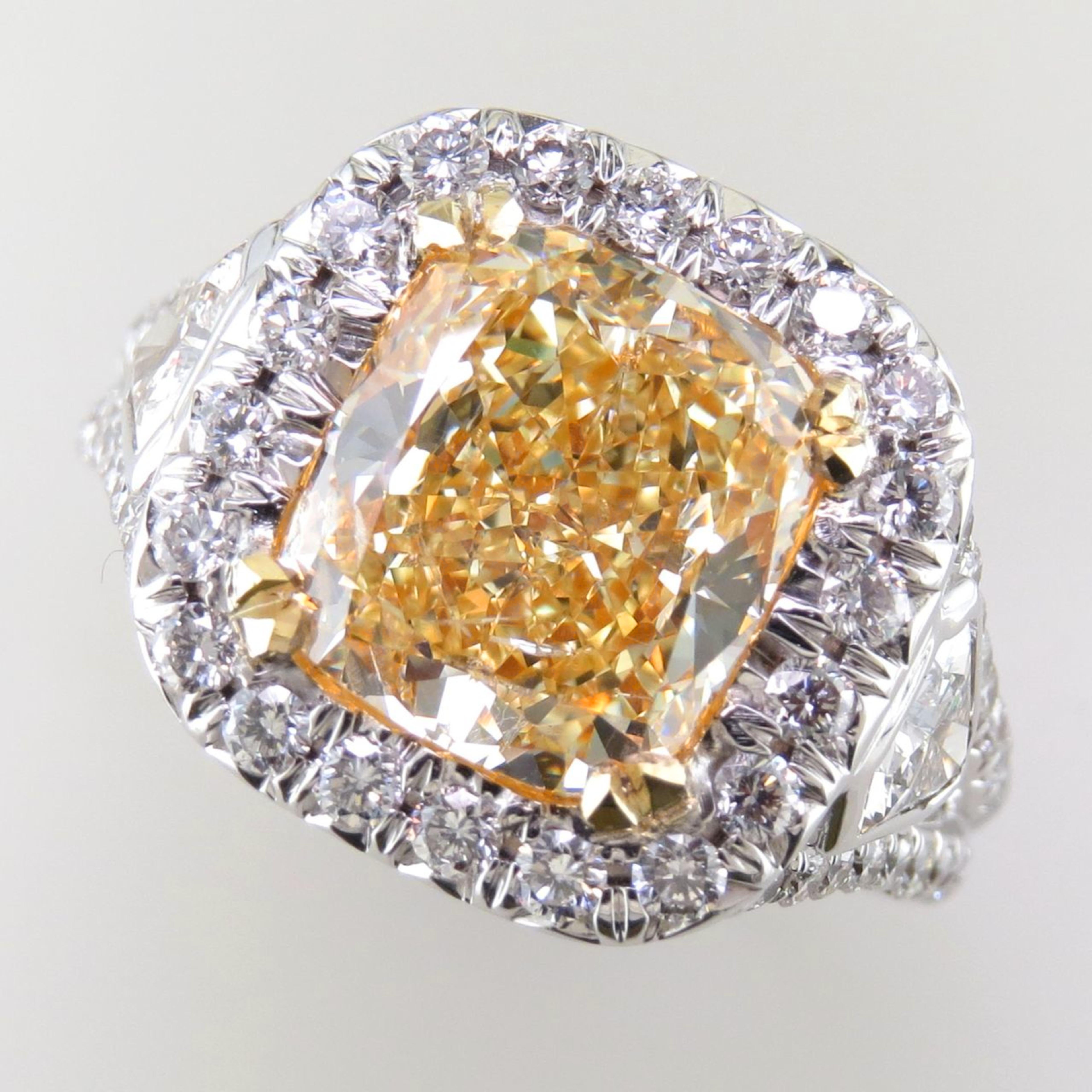 Jaune fantaisie certifié par la GIA  4.47 Bague en platine avec diamant coussin Neuf - En vente à Chicago, IL