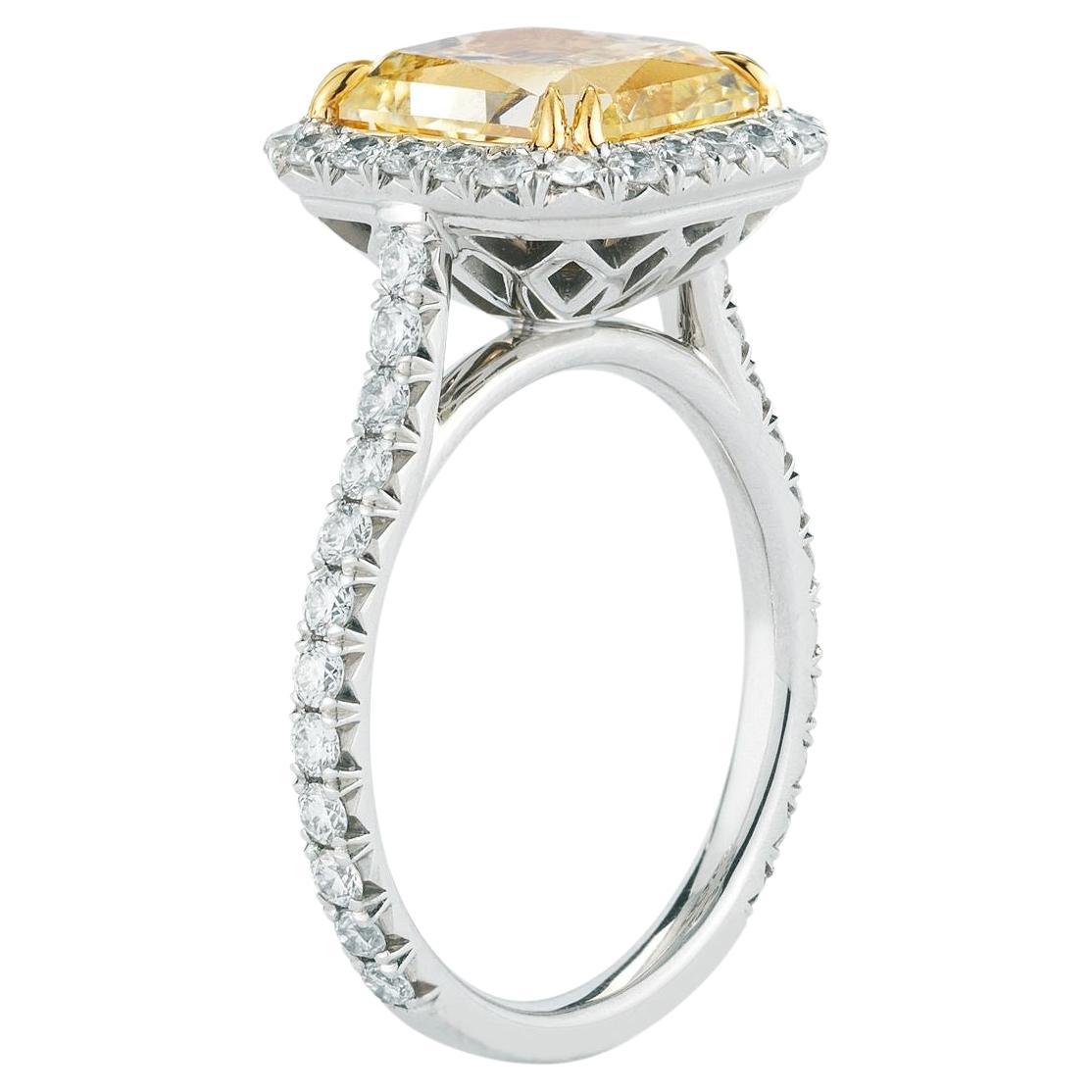 Bague exquise en diamant jaune fantaisie
sertie de platine massif et d'or jaune 18 carats avec une belle bague à diamant en forme de halo 
