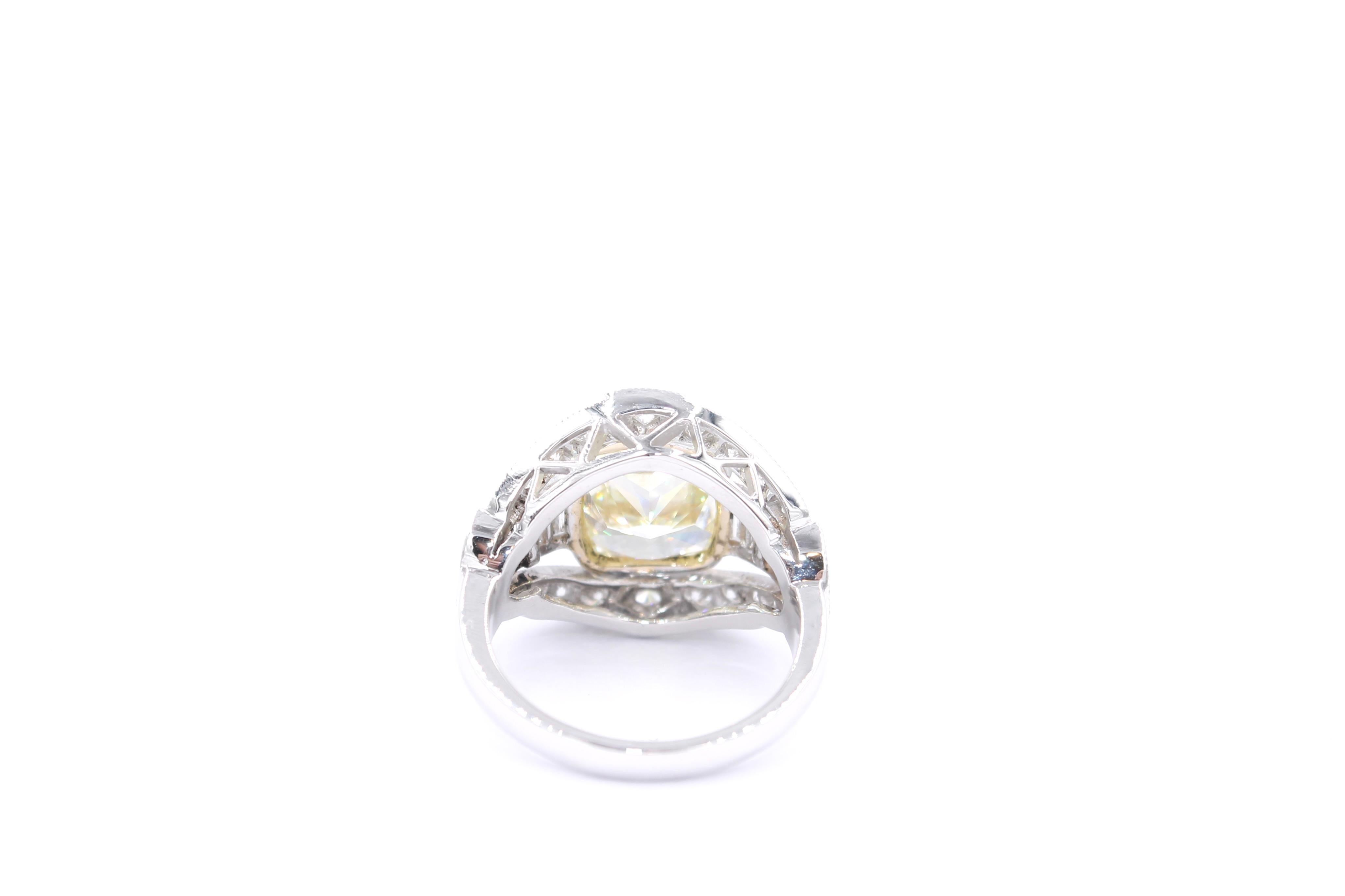 GIA certified Fancy yellow 5.01 Carat Diamond ring  In New Condition For Sale In Uccle, BE