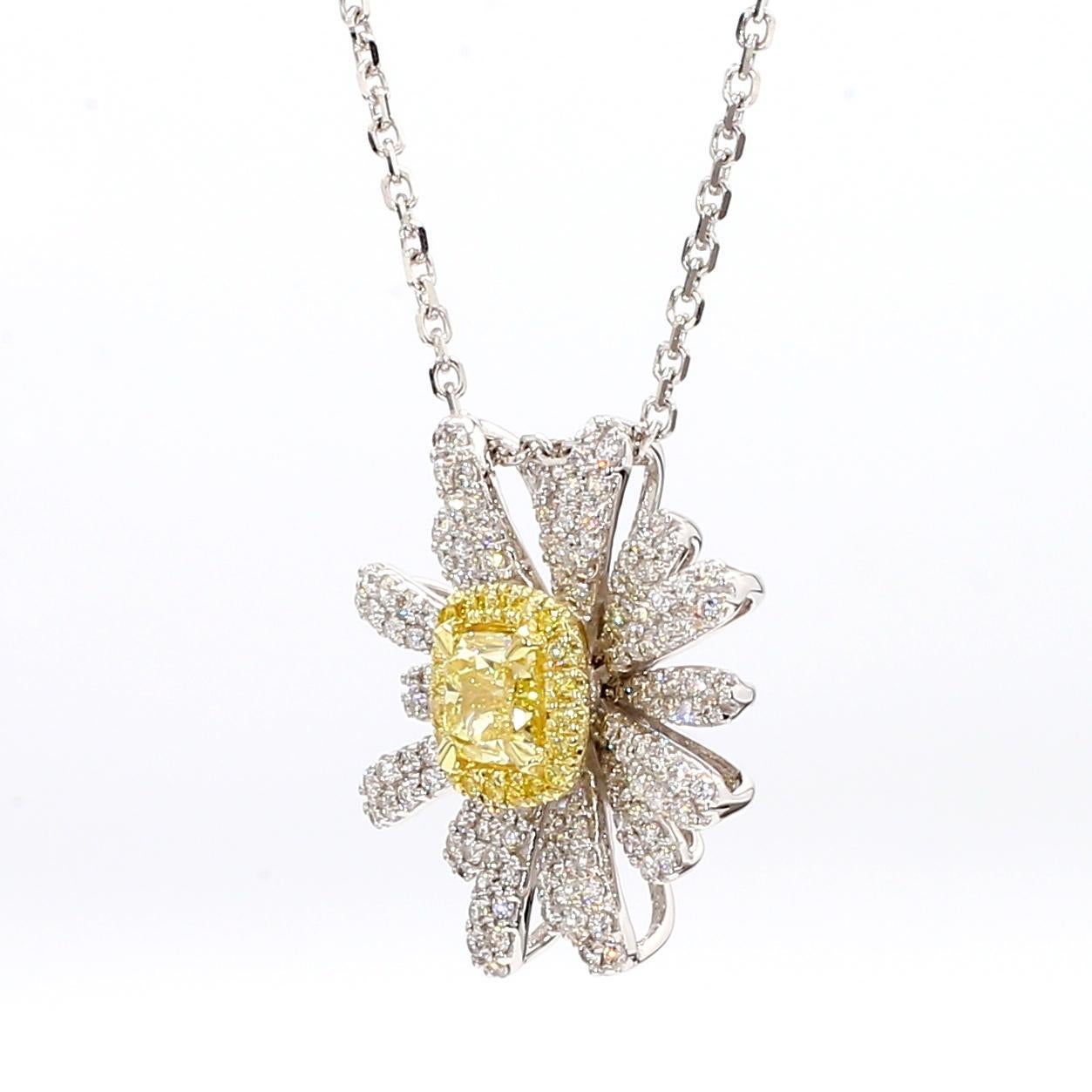 Precioso colgante de diamantes con certificado GIA de RareGemWorld. Montada en un precioso engaste de oro amarillo y blanco de 18 quilates con un diamante amarillo natural de talla cojín. El diamante amarillo está rodeado por melee de diamante