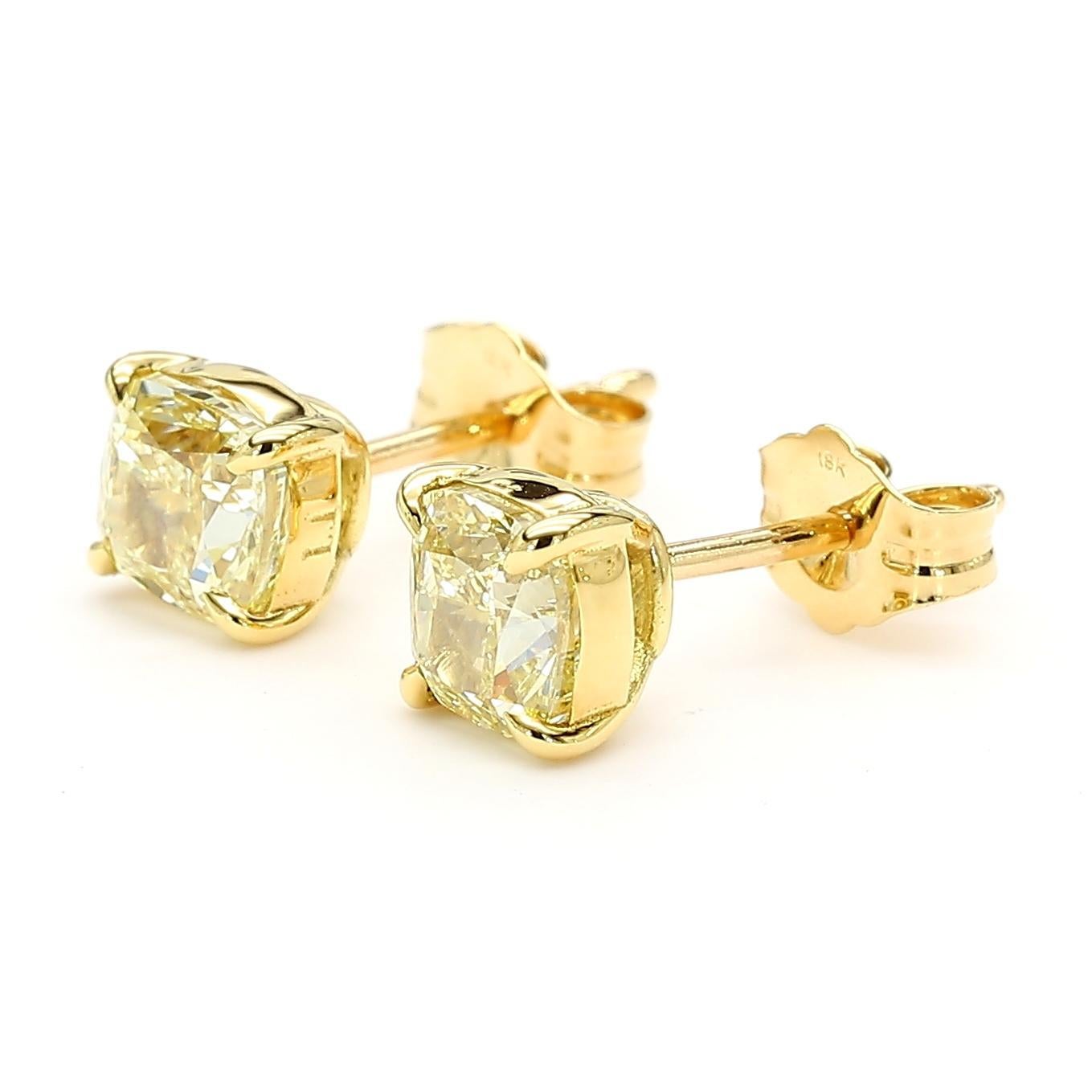 Les magnifiques boucles d'oreilles en diamant certifiées GIA de Raregemworld. Monté dans une belle monture en or jaune 18 carats avec des diamants jaunes naturels de taille coussin. Ces boucles d'oreilles sont garanties pour impressionner et