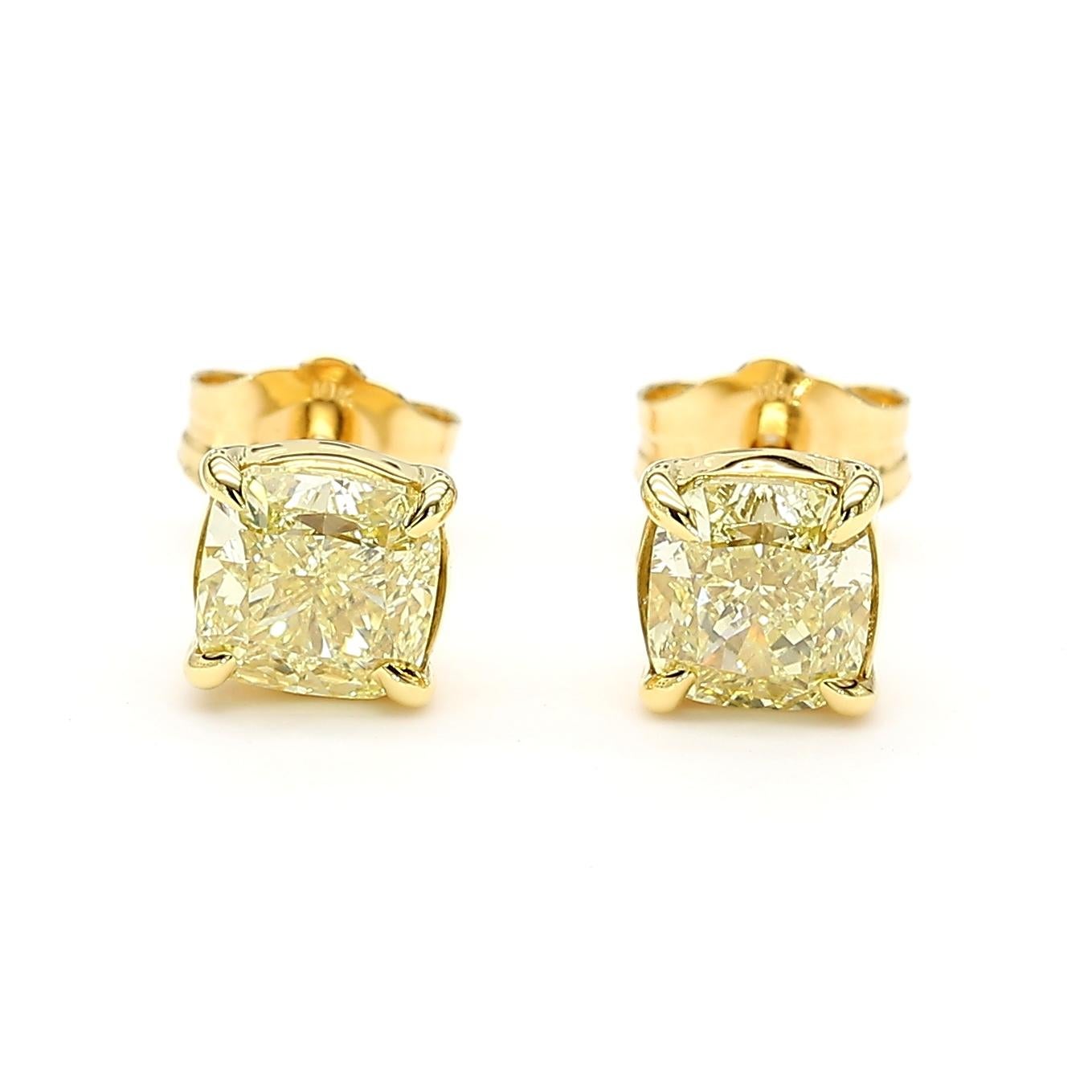 Contemporain Clous d'oreilles en or jaune fantaisie avec diamants taille coussin certifiés GIA de 1,50 carat poids total en vente