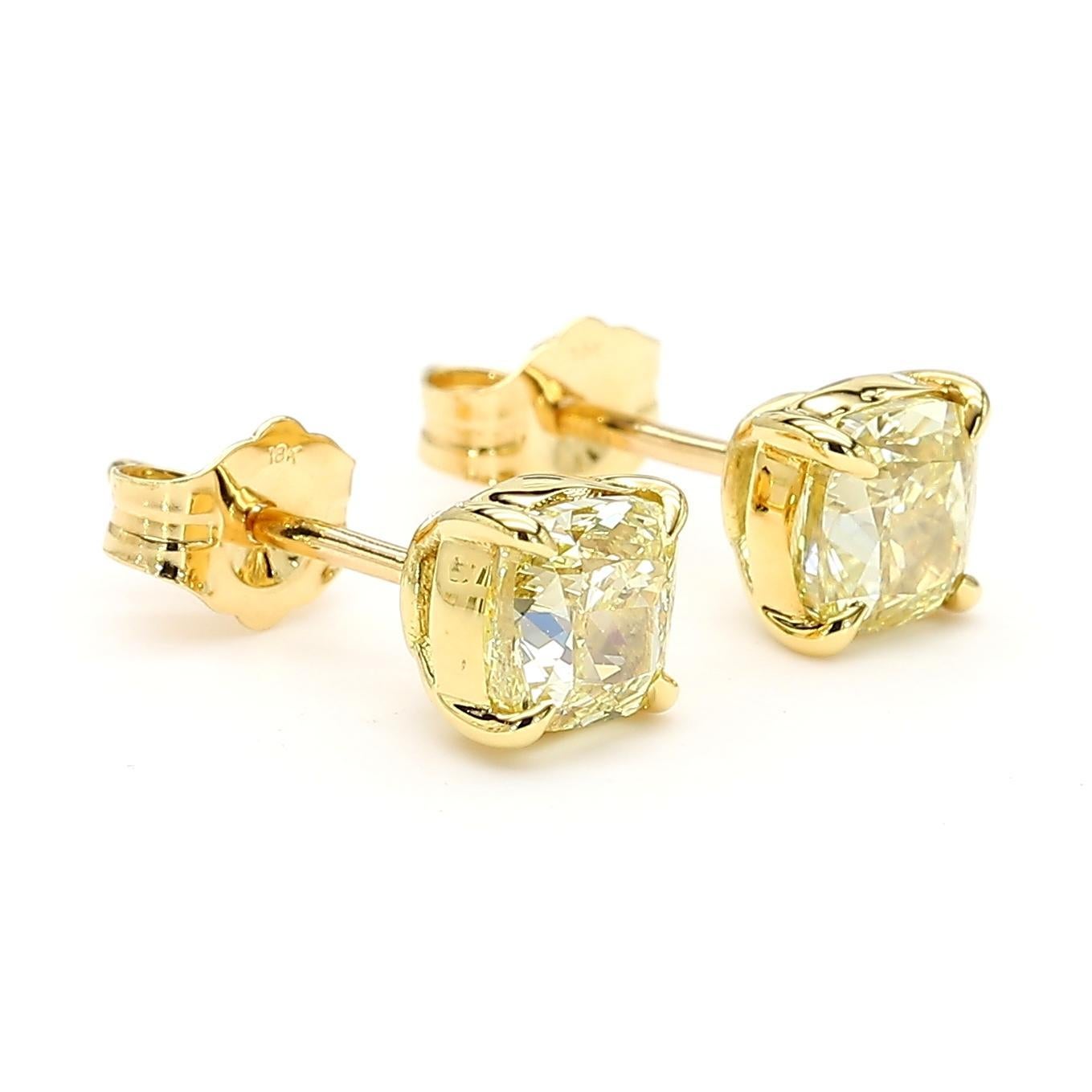 Taille coussin Clous d'oreilles en or jaune fantaisie avec diamants taille coussin certifiés GIA de 1,50 carat poids total en vente