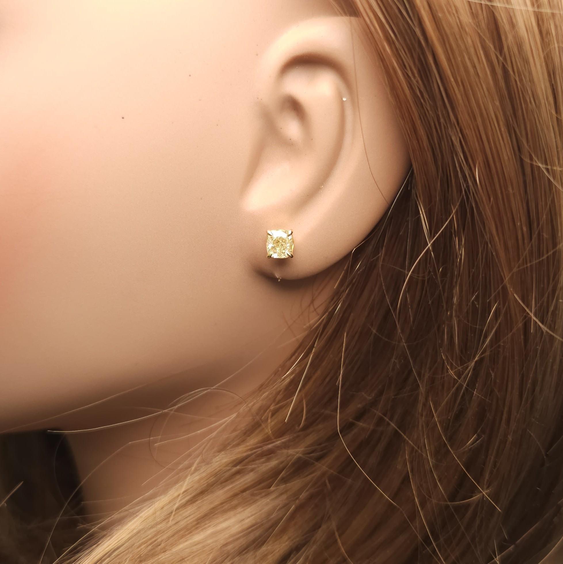 Clous d'oreilles en or jaune fantaisie avec diamants taille coussin certifiés GIA de 1,50 carat poids total Neuf - En vente à New York, NY