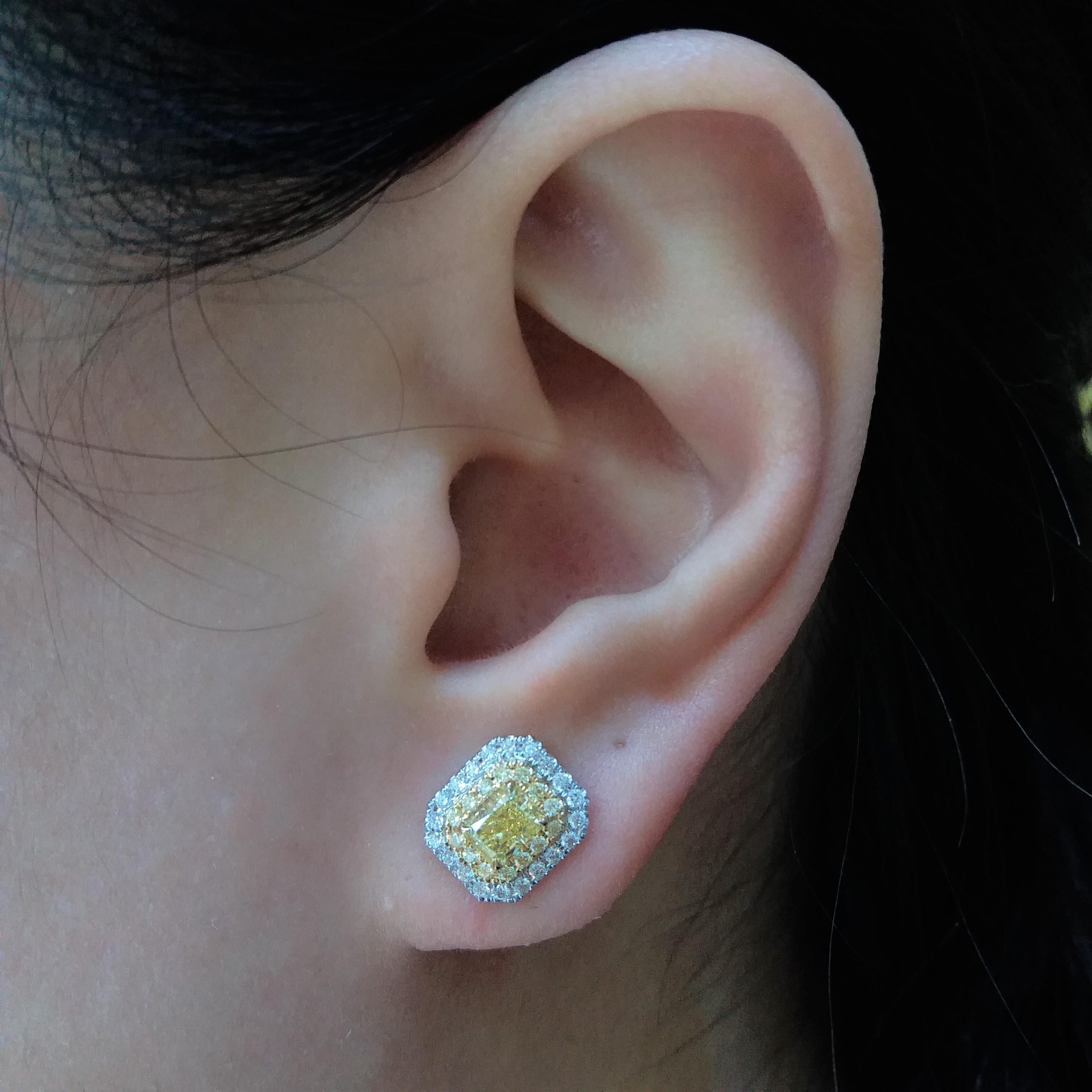 Orecchini in oro 18 carati con diamante giallo e diamante bianco certificati GIA In condizioni Nuovo in vendita a Hong Kong, HK